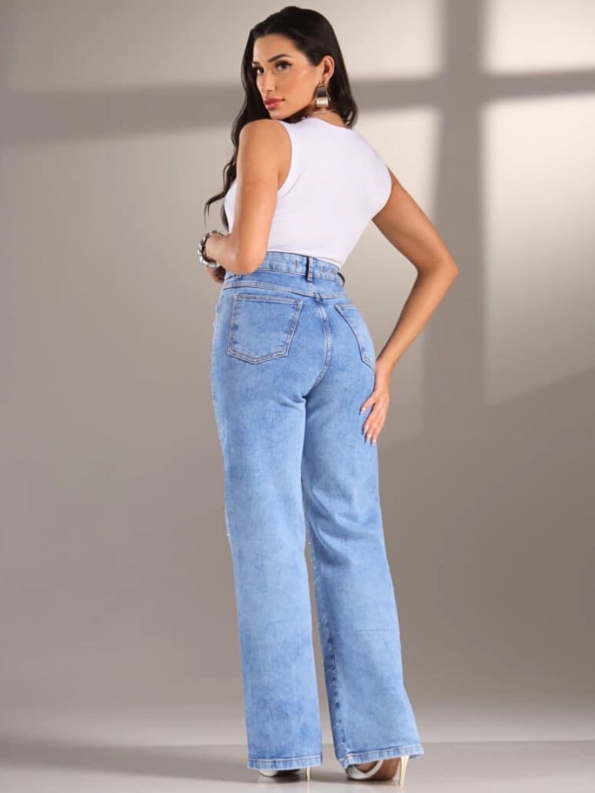 Vista 2 Calça Donna De Paula Wide Leg Com Brilhos Jeans Claro Com Elastano E Strass Feminina Donna de Paula azul