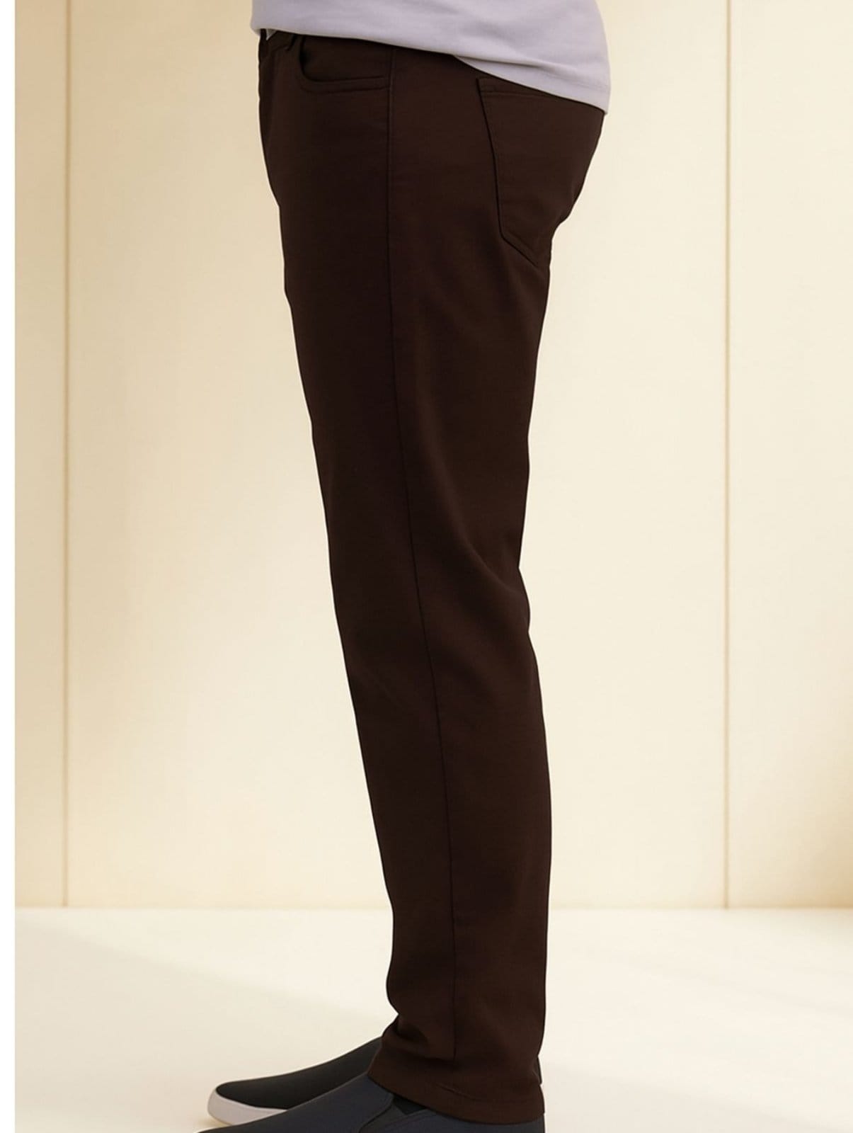 Vista 2 Calça Masculina de Sarja na Cor Café Corte Tradicional Jeans Loka marrom