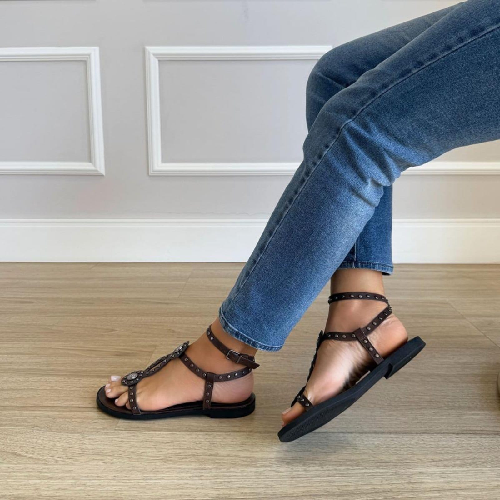 Vista 2 Noeli - Rasteira Feminina com Tachas e Detalhes Metálicos Damannu Shoes marrom