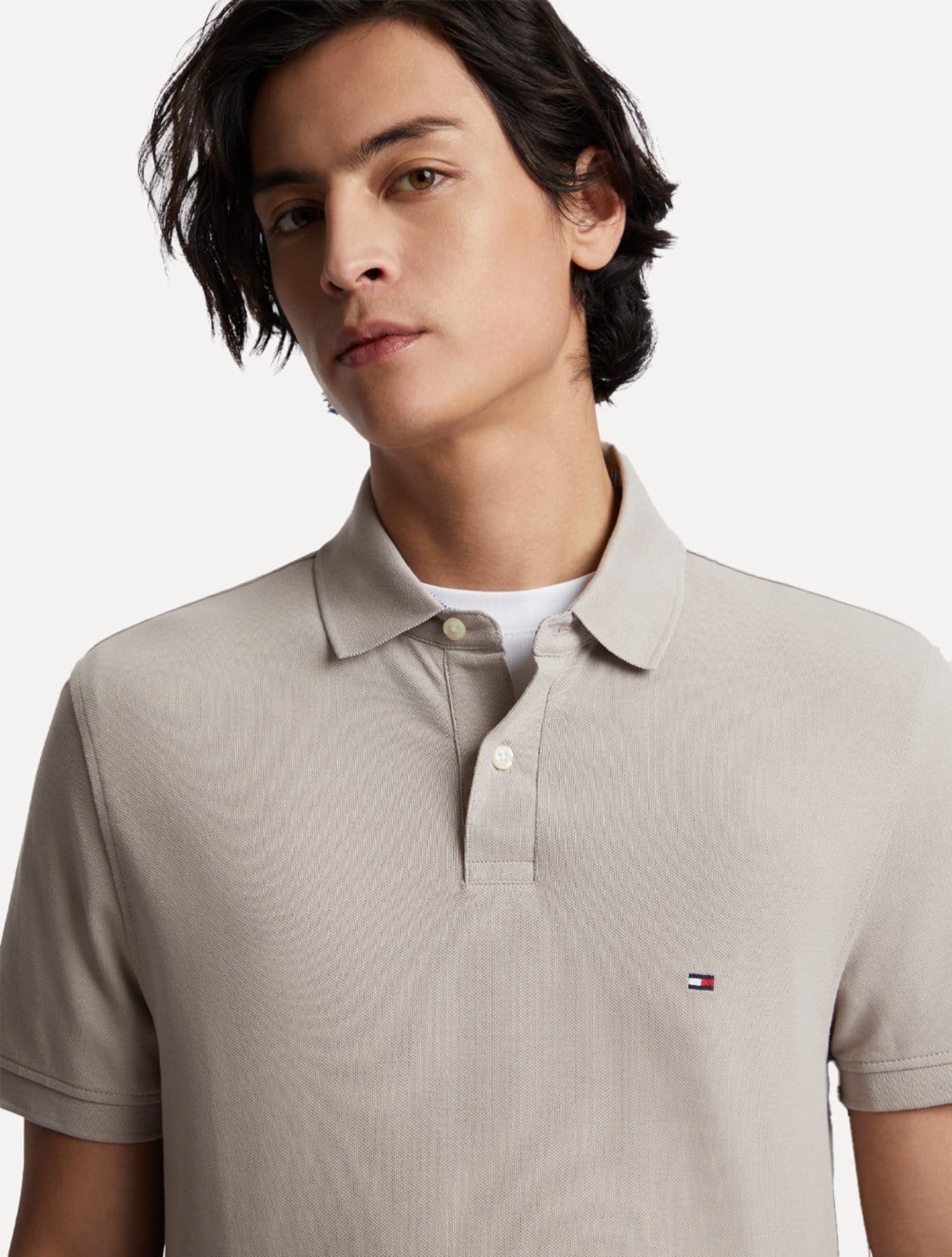 Vista 2 Polo Tommy Hilfiger Masculina Regular Piquet 1985 Taupe Médio Tommy Hilfiger cinza