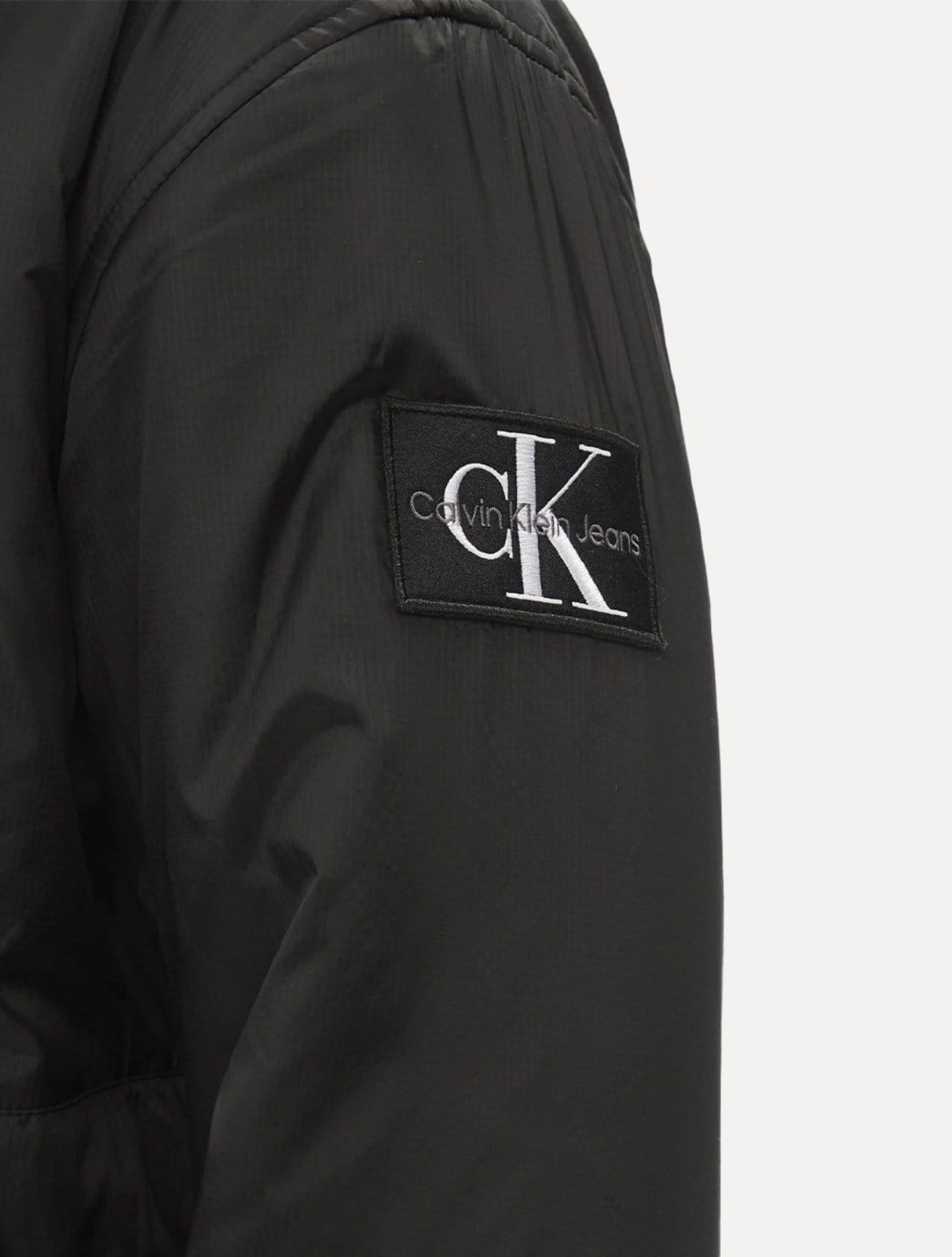 Vista 2 Jaqueta Calvin Klein Jeans Hooded Bomber Lateral Logo Preta Calvin Klein preto