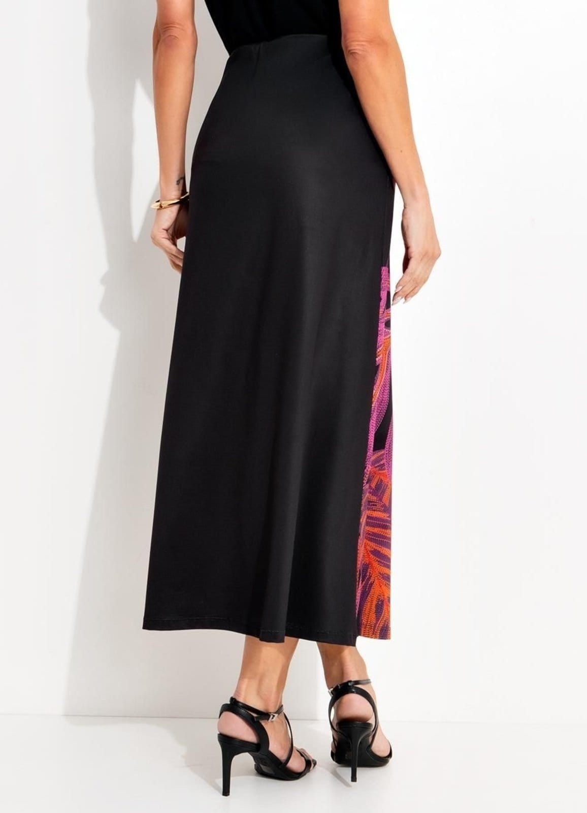 Vista 2 Saia Malha Fria Folhagem Bordada Localizada Colorido Quintess preto