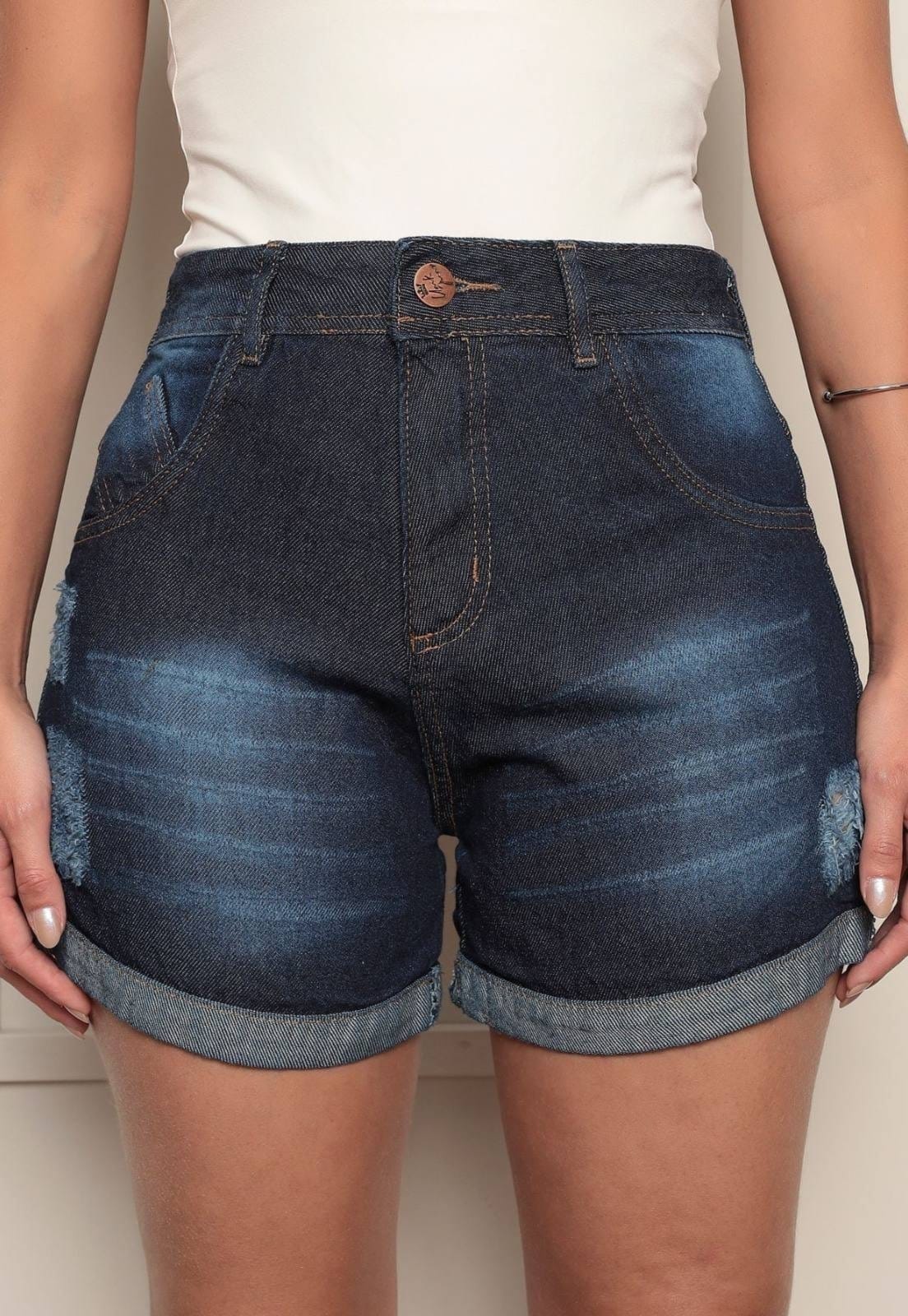 Vista principal Shorts Feminino Ethereal Jeans Confortável e Estiloso com Barra Lavagem Escura Ethereal Jeans azul