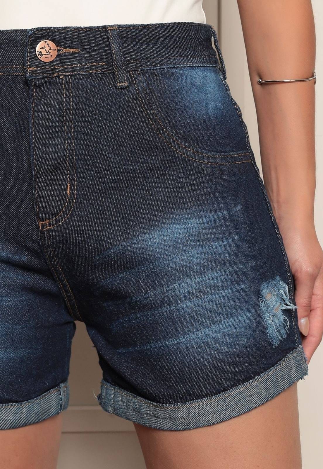 Vista 2 Shorts Feminino Ethereal Jeans Confortável e Estiloso com Barra Lavagem Escura Ethereal Jeans azul