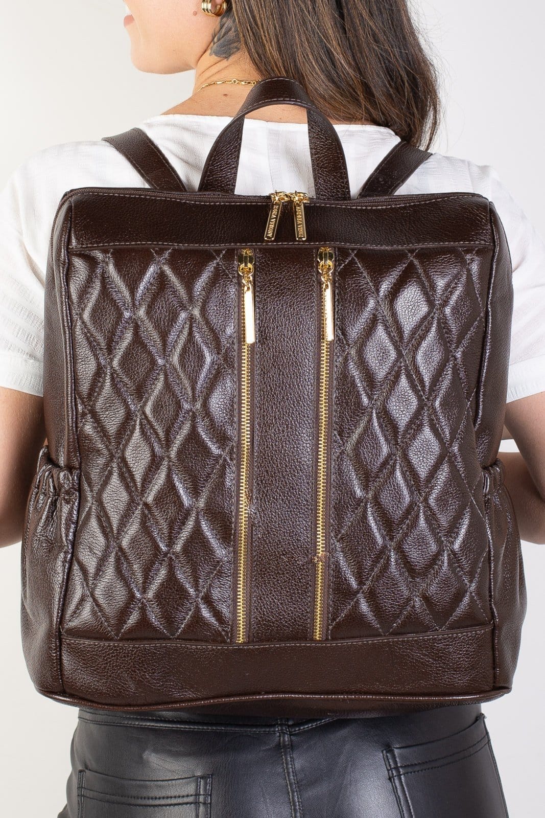 Vista principal Mochila de couro liso matelassê Romana - Café Andrea Vinci preto