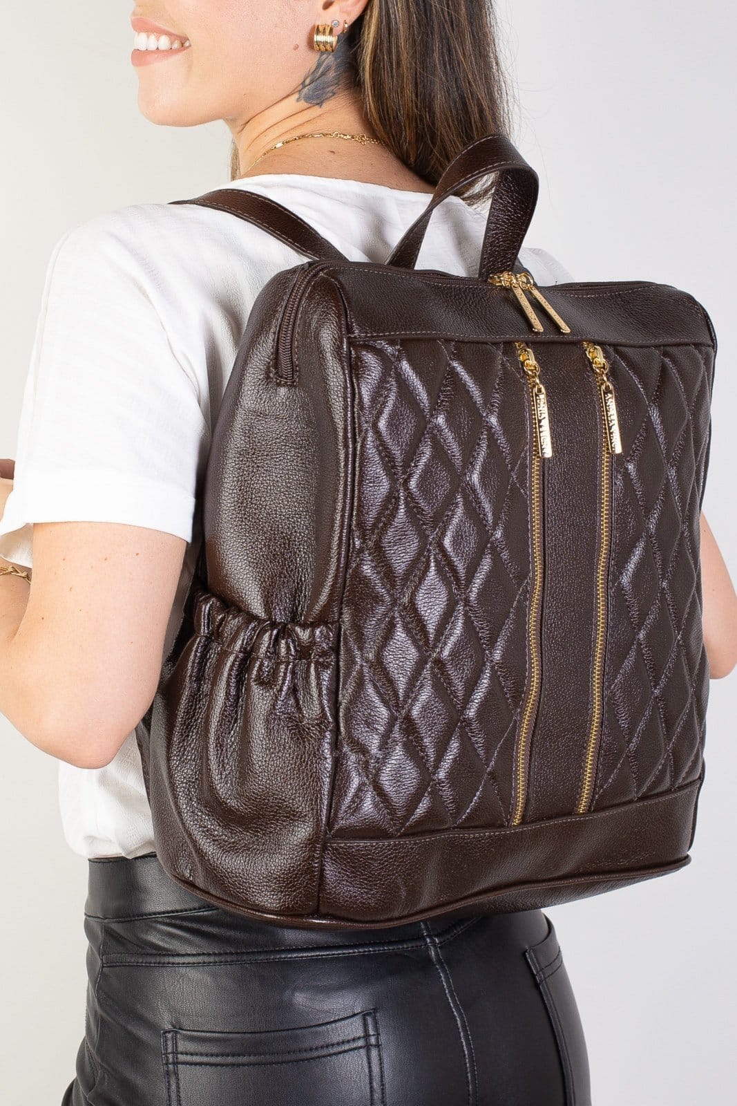 Vista 2 Mochila de couro liso matelassê Romana - Café Andrea Vinci preto