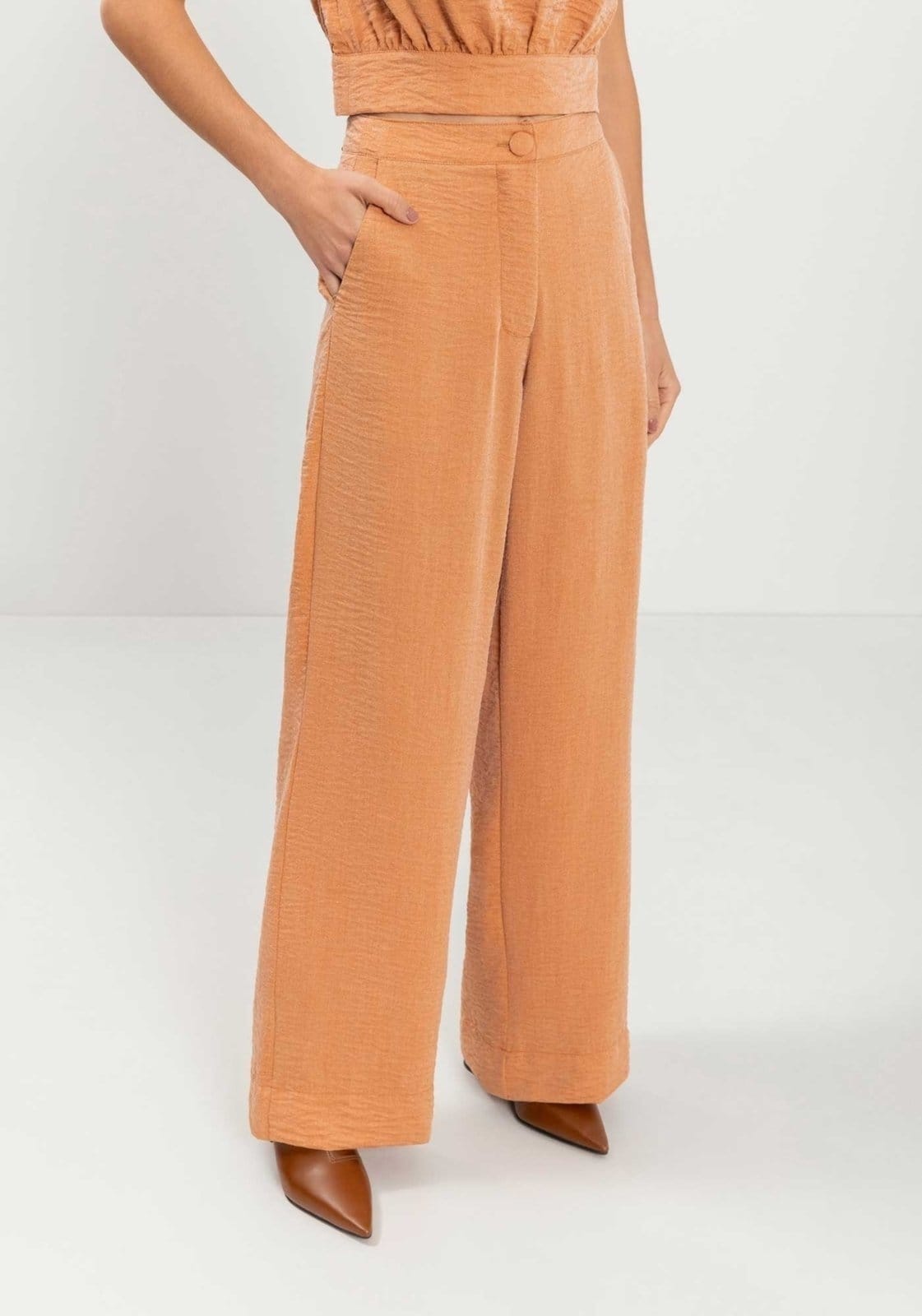 Vista 2 Calça Reta Com Cintura Alta E Botão Forrado Lez a Lez marrom