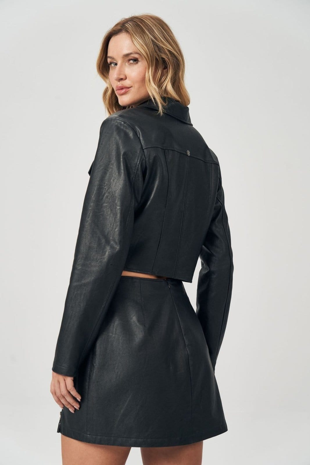 Vista 2 Jaqueta Black PU Cropped Feminina Acostamento ACT FEMININO preto black