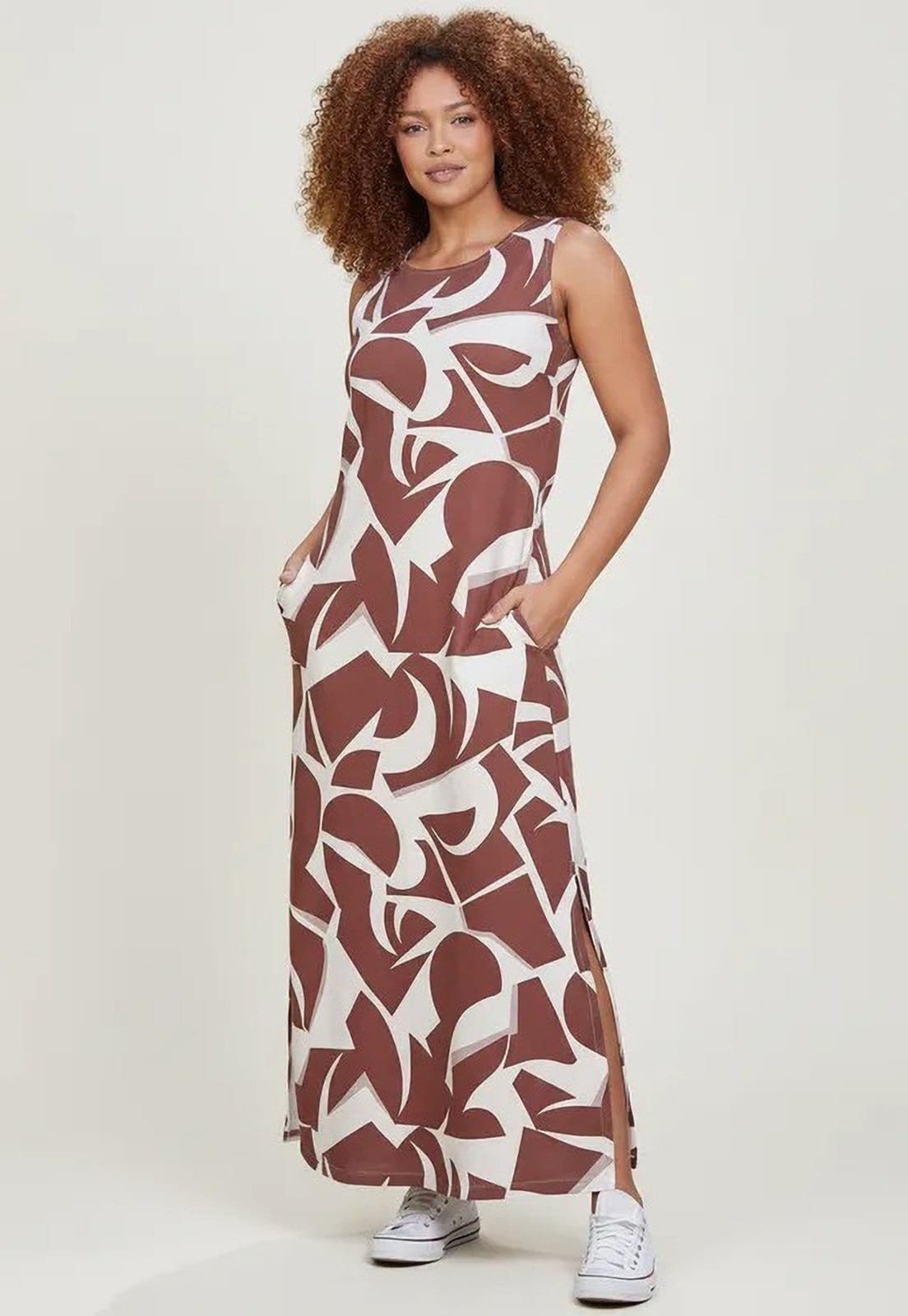 Vista 2 Vestido CabanaFree Longo Plano com Bolso Estampa Raizes Marrom Cabanafree estampado