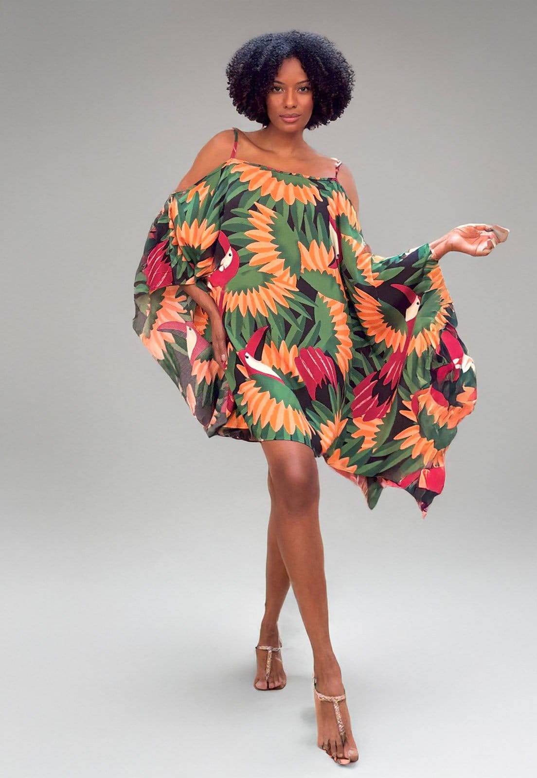 Vista 2 Vestido Kaftan Garaguá Canário Estampa Festa dos Tucanos Amazonia Vital amarelo/estampado/verde/vermelho