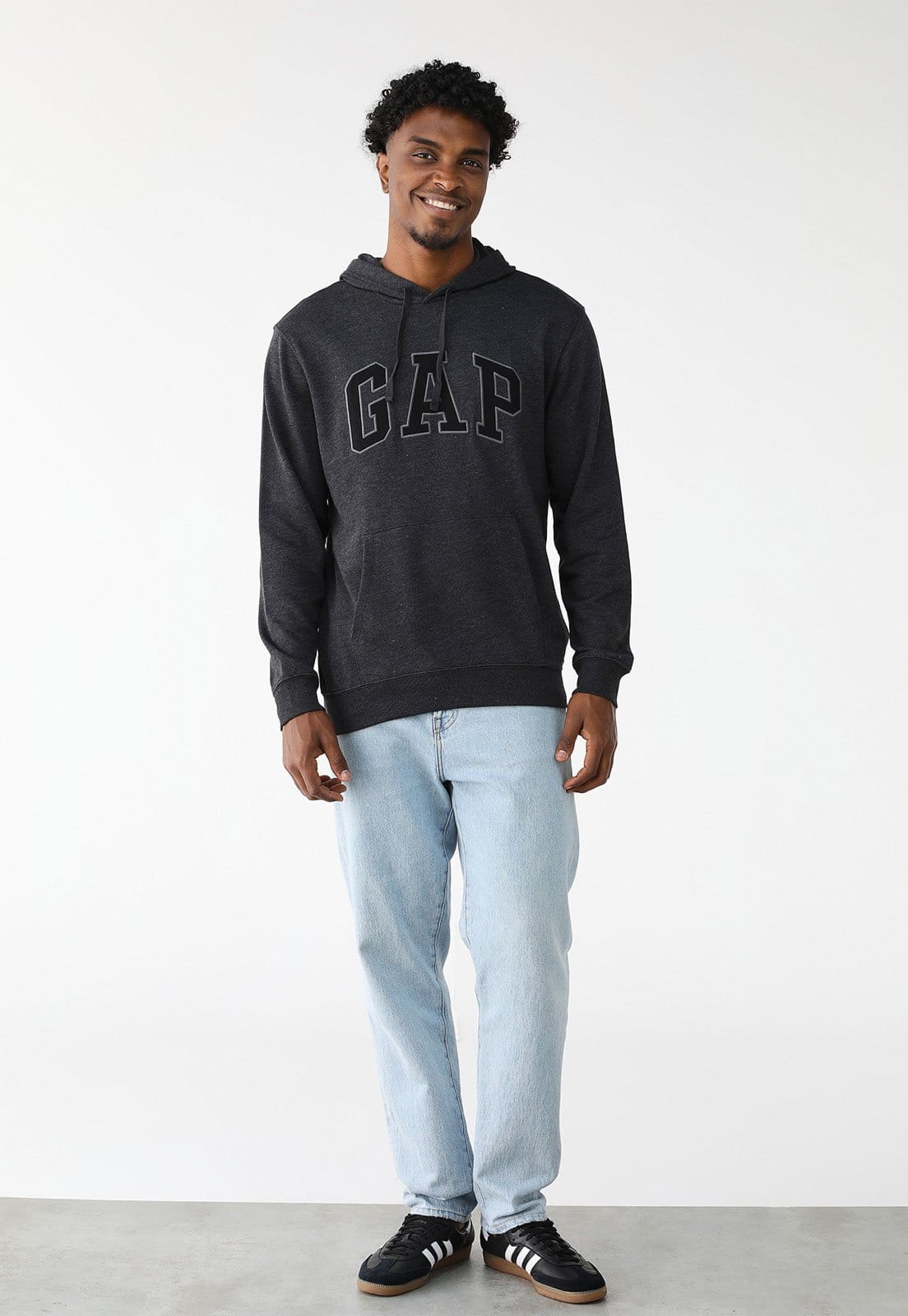 Vista 2 Blusa de Moletinho Fechada GAP Reta Com Capuz Preta GAP preto