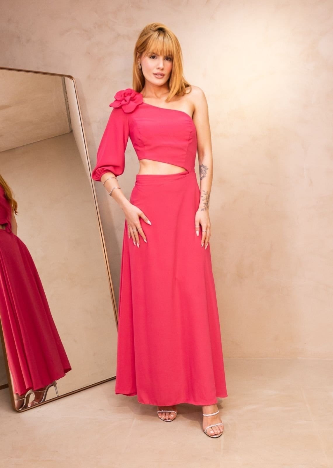 Vista 2 Vestido Midi Abertura Flor Abertura uma Manga Tihene Pink Cia do Vestido azul pink