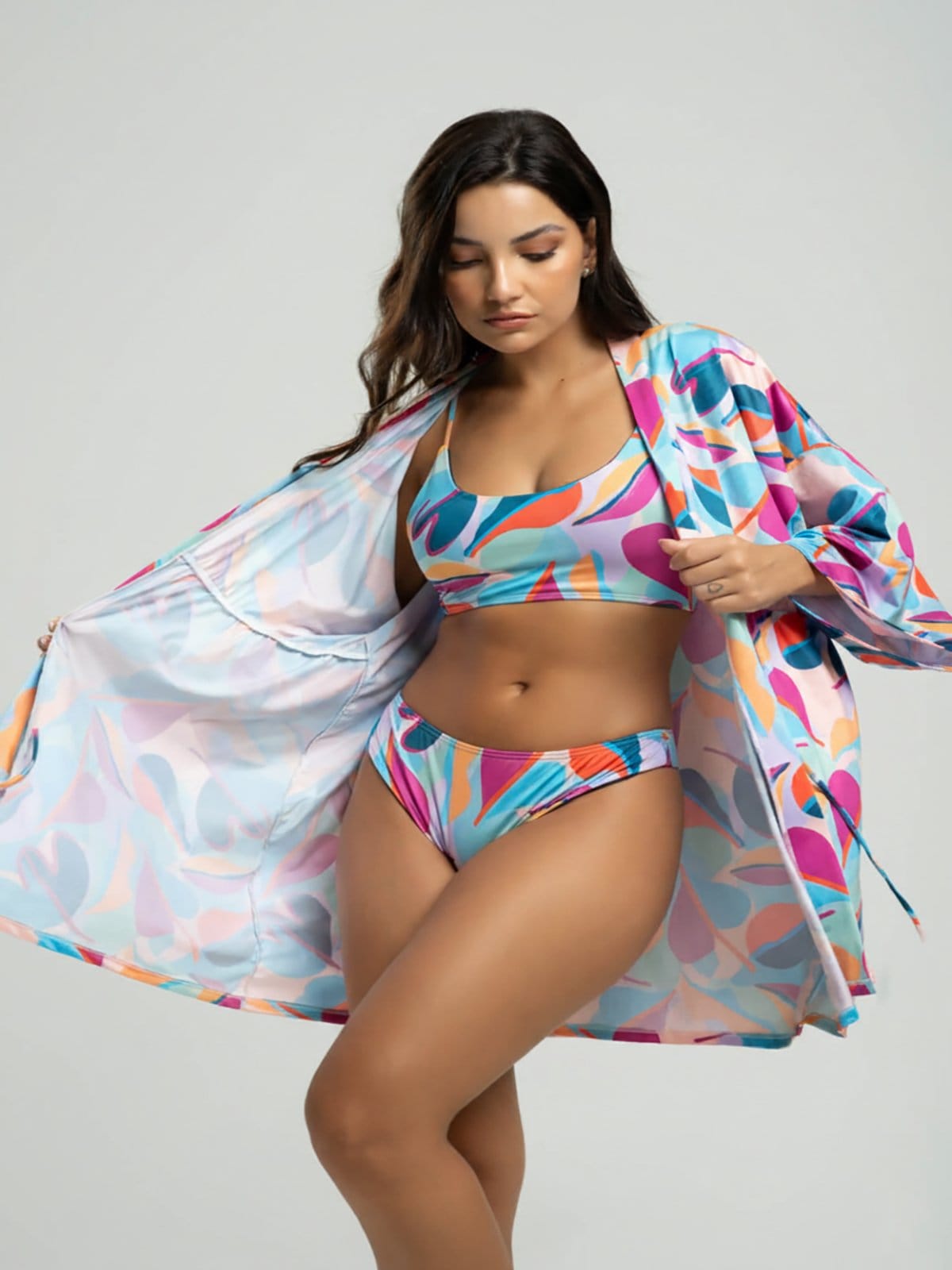 Conjunto Vicbela Biquíni Top Faixa Bojo Removível Calcinha Comum + Saída de Praia Kimono Colorido