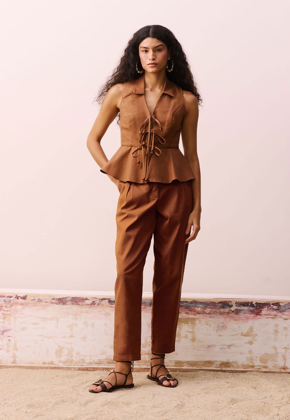 Vista principal Calça CaCay Cenoura Pregas CaCay marrom