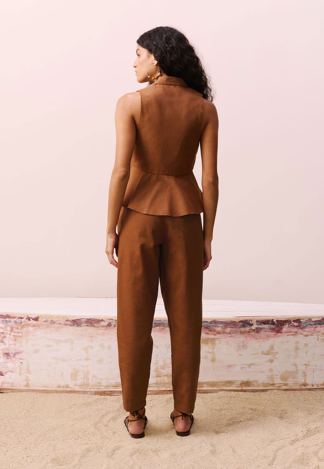 Vista 2 Calça CaCay Cenoura Pregas CaCay marrom