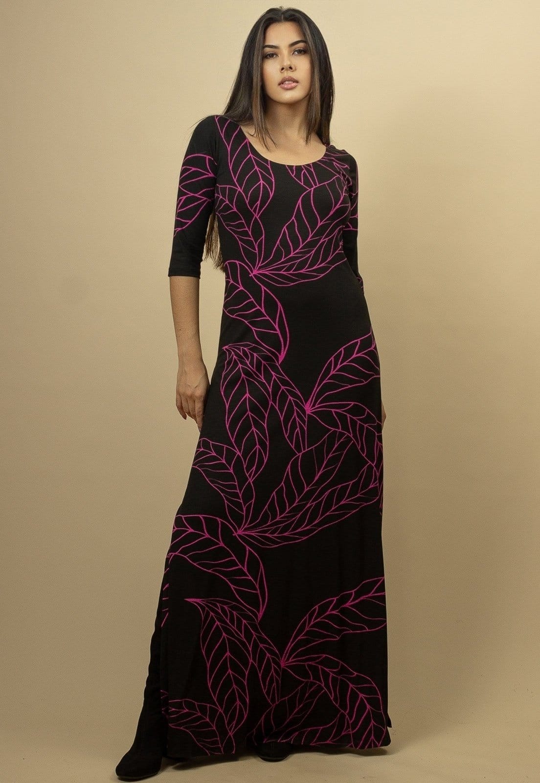 Vista 2 Vestido Longo Malha Gola Canoa Manga 3/4 Estampa Antúrios Cabanafree lilás/preto