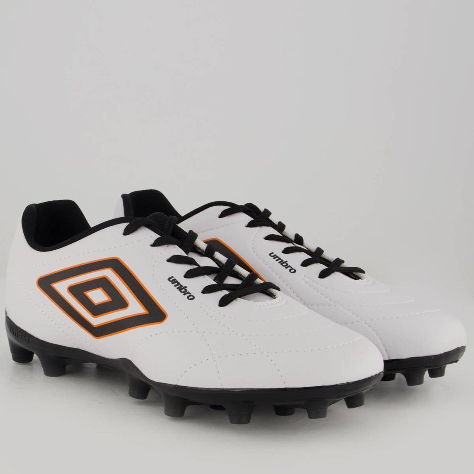 Vista 2 Chuteira Umbro Class Footballer Campo e Preto e Laranja Umbro branco