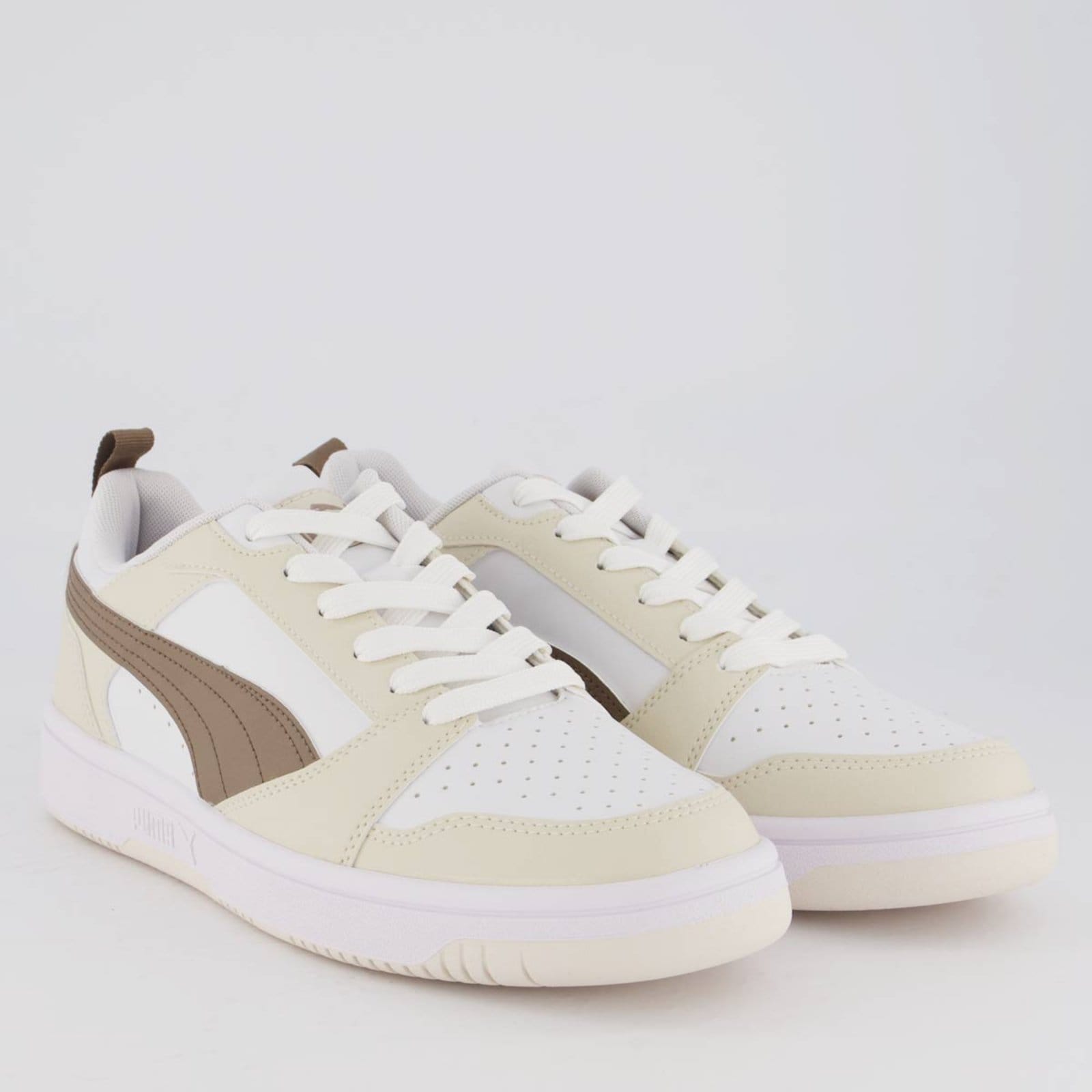 Vista 2 Tênis Puma Rebound V6 Low e Bege Puma branco