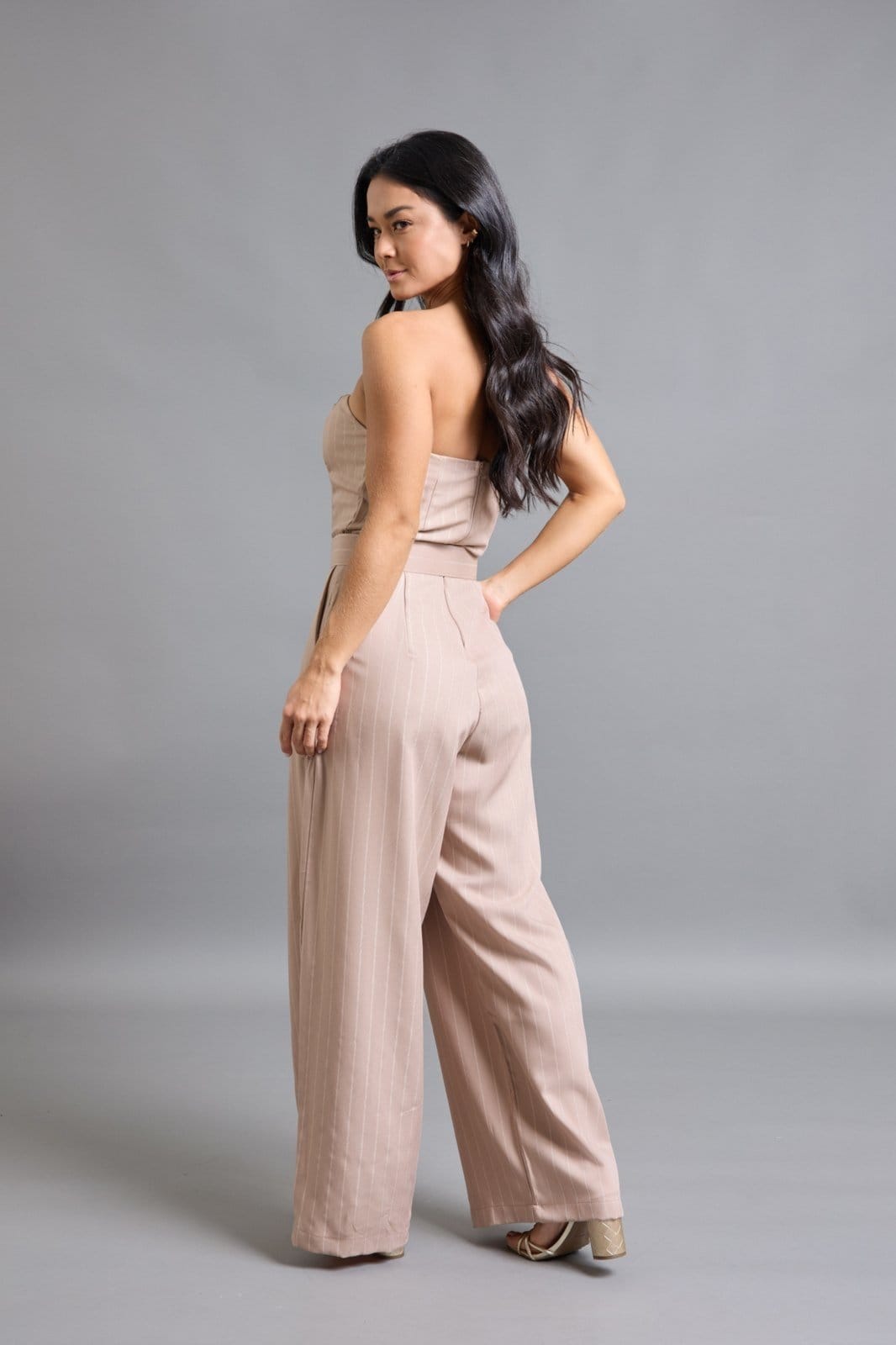 Vista 2 Macacão Longo Em Poliéster Feminino Sem Alça Lemier Collection LEMIER bege