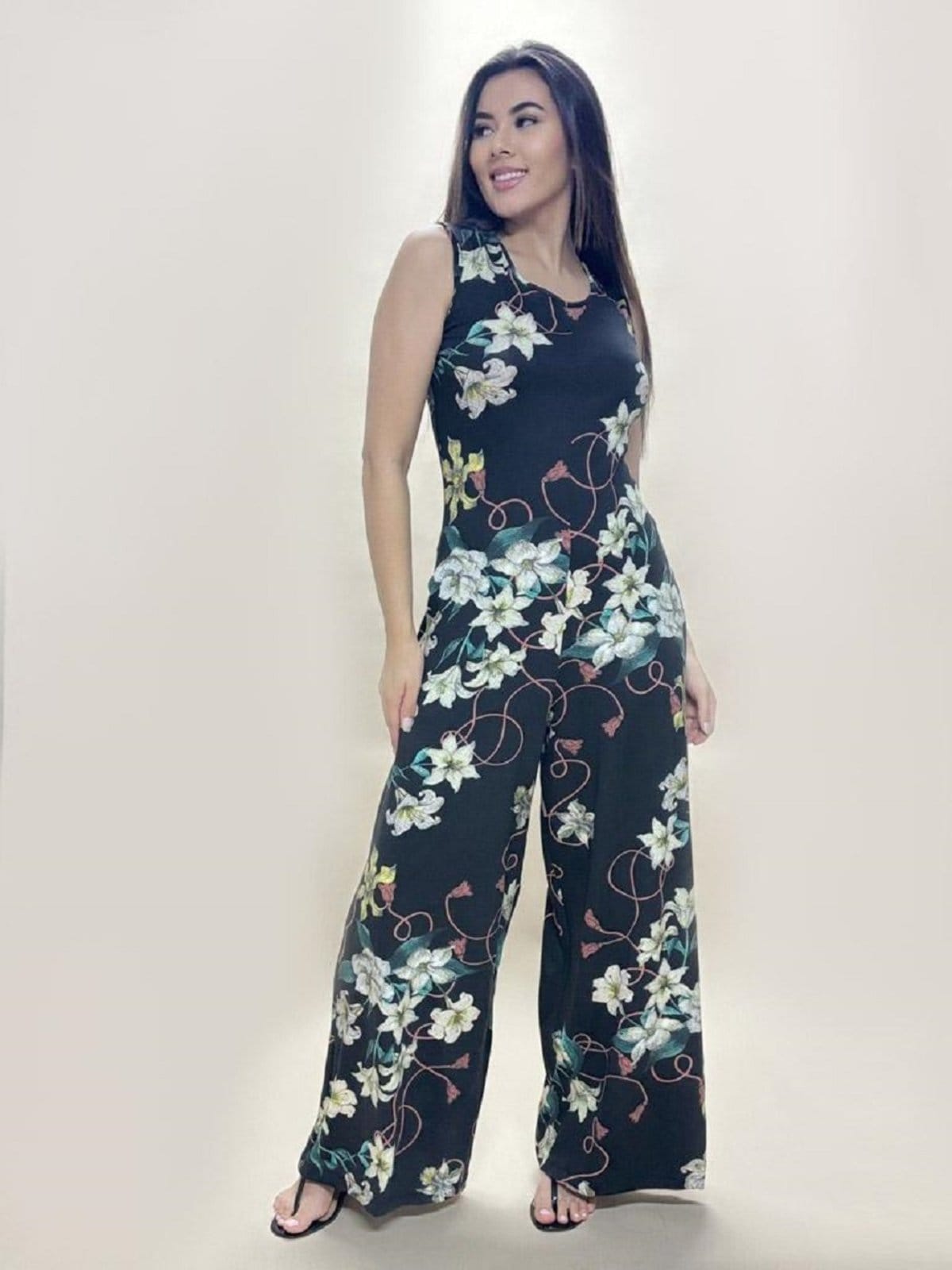 Vista 2 Macacão Regata Amplo Flores Ébano Cabanafree estampado/preto