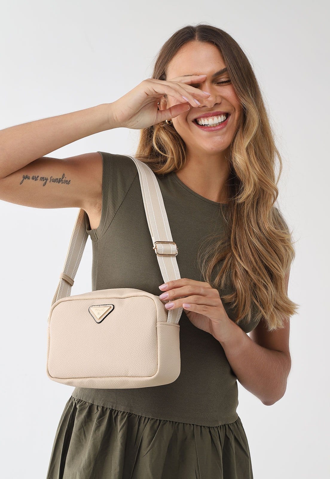 Vista principal Bolsa Feminina Via Uno Chino Alça Listrada VIA UNO bege