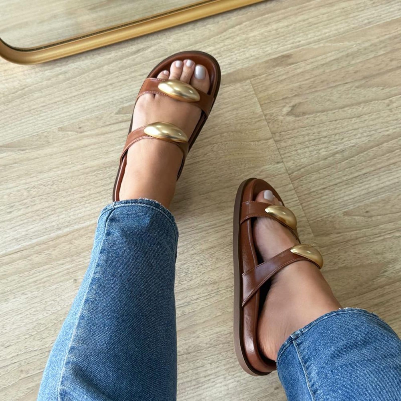 Vista 2 Lívia - Rasteira Feminina com Detalhe Dourado Damannu Shoes caramelo