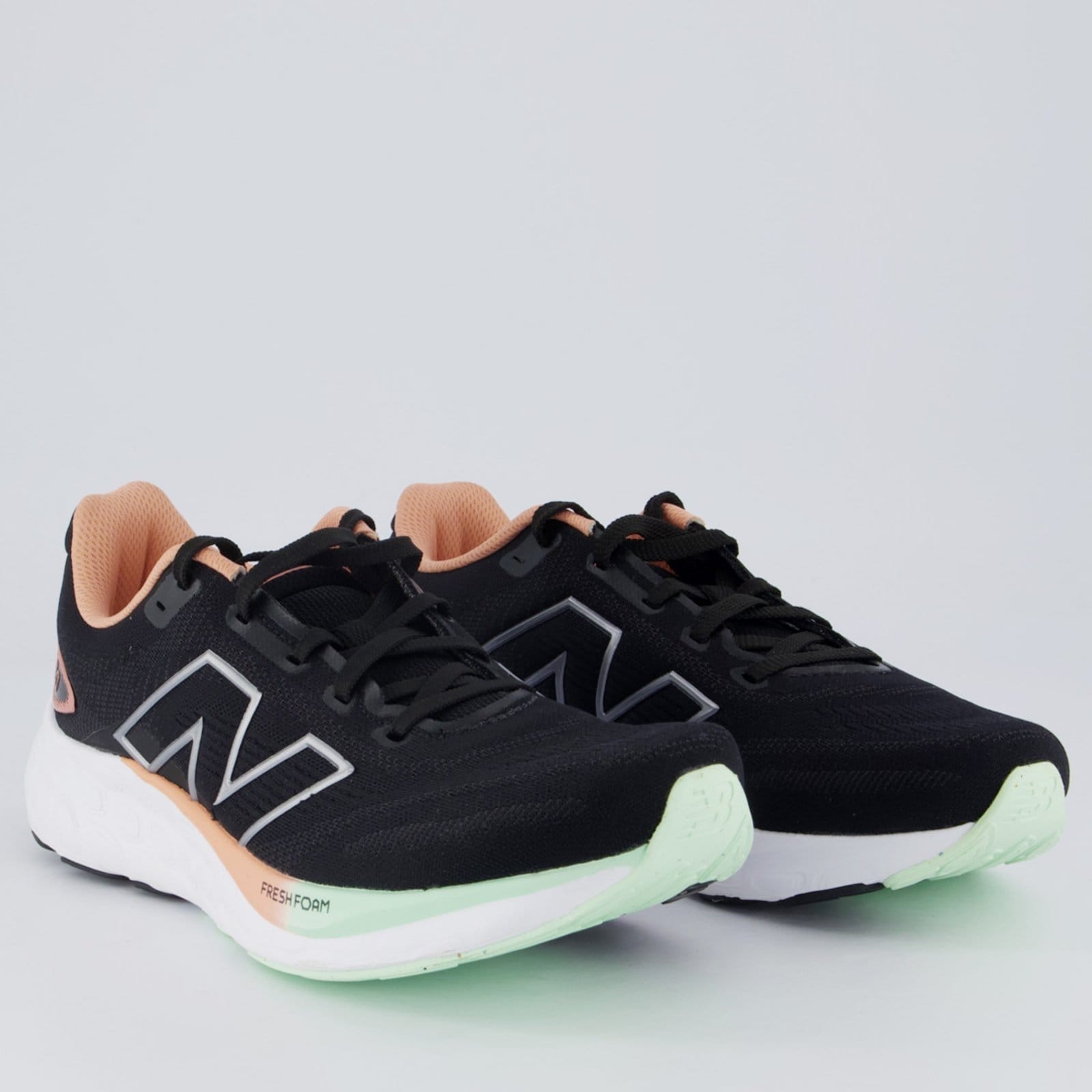 Vista 2 Tênis New Balance Fresh Foam 680 V8 Feminino Preto e Rosé New Balance preto rosé