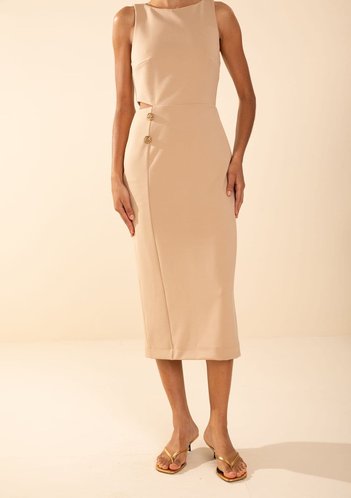 Vista 2 Vestido Morena Rosa Ajustado Decote Canoa Sem Manga Midi Bege Morena Rosa bege rosa