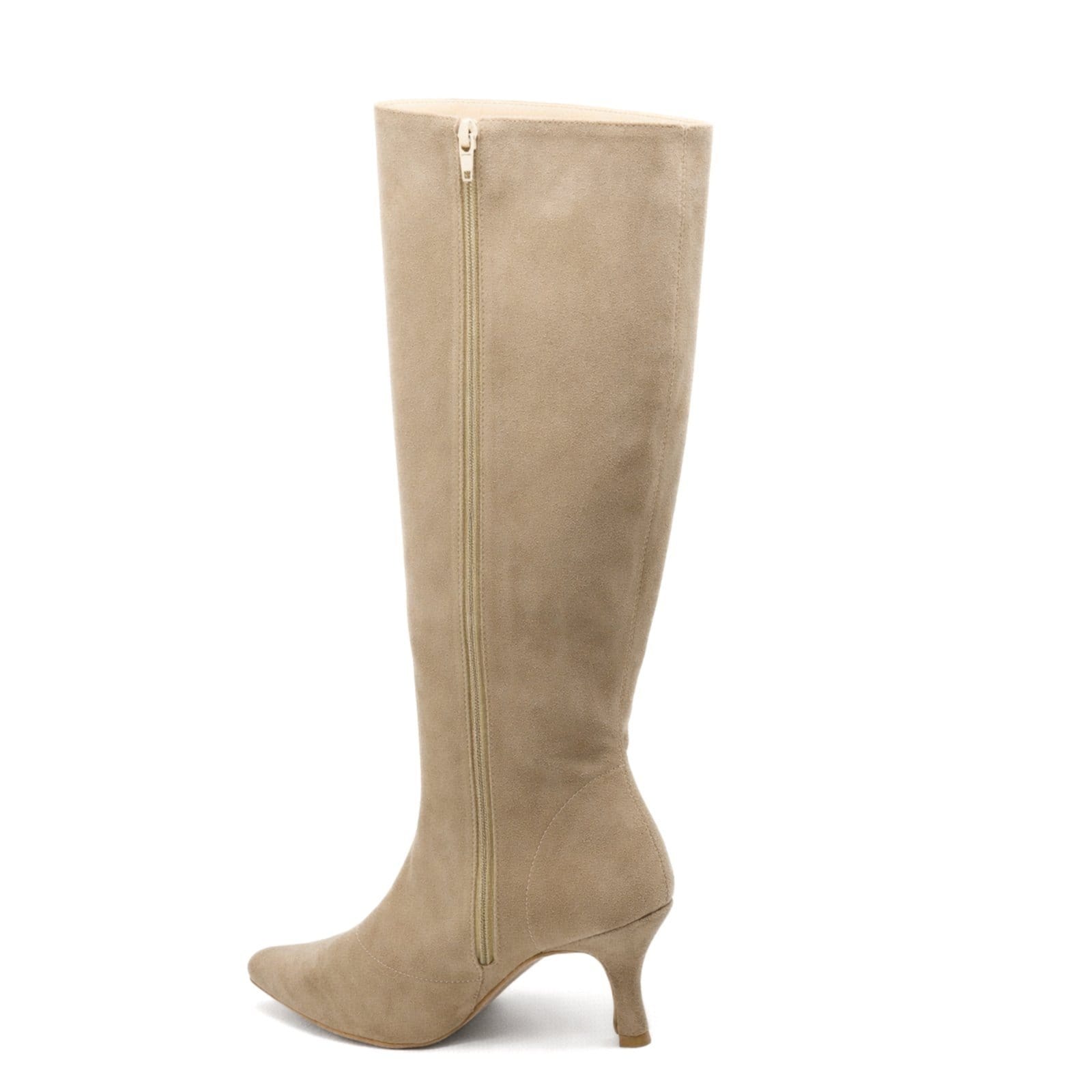 Vista 2 Bota Feminina Cano Alto Salto Baixo Bico Fino Sete Sales 17005 Camurça Areia Sete Sales bege