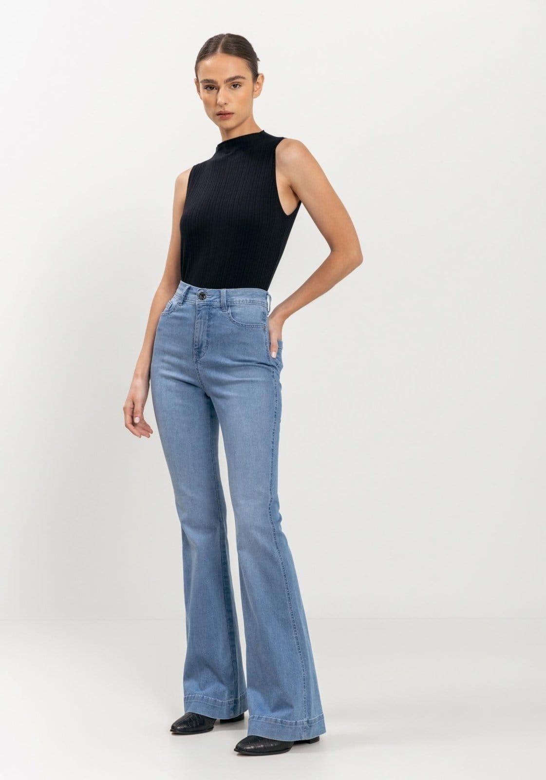 Calça Flare Jeans Perfect Com Cintura Alta E Bolsos