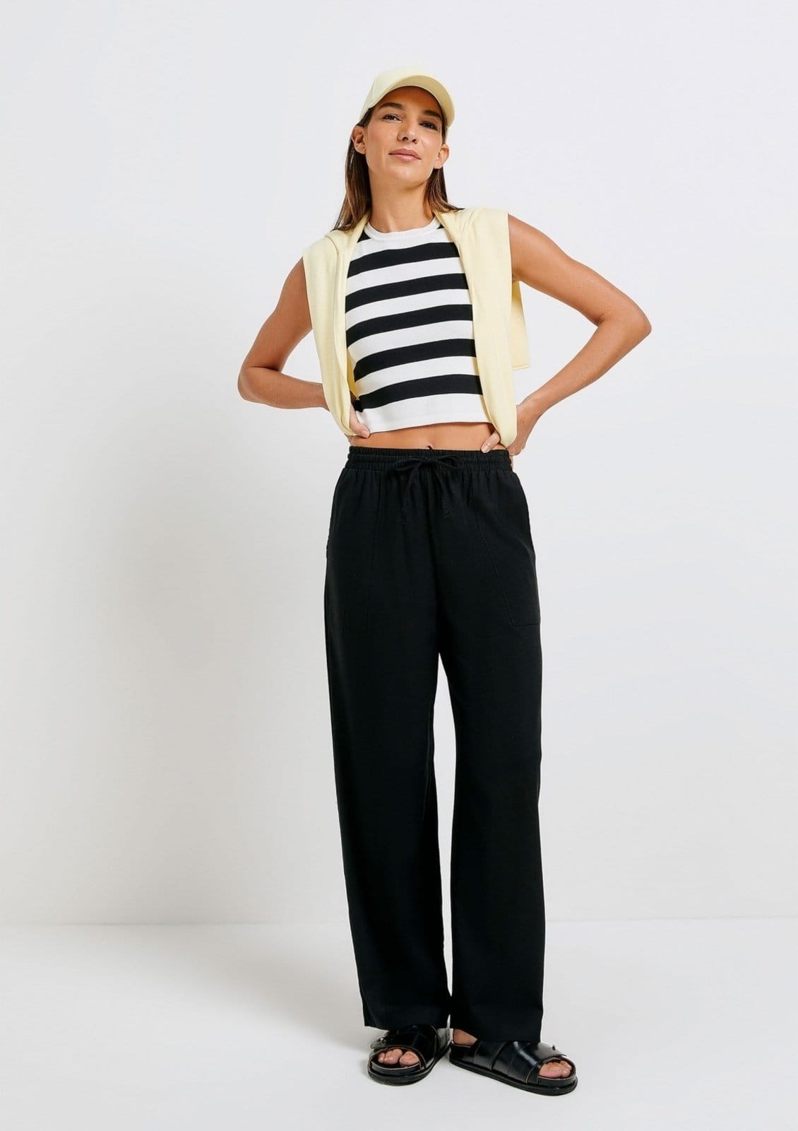 Vista principal Calça Feminina Reta Cintura Alta Com Linho Hering preto