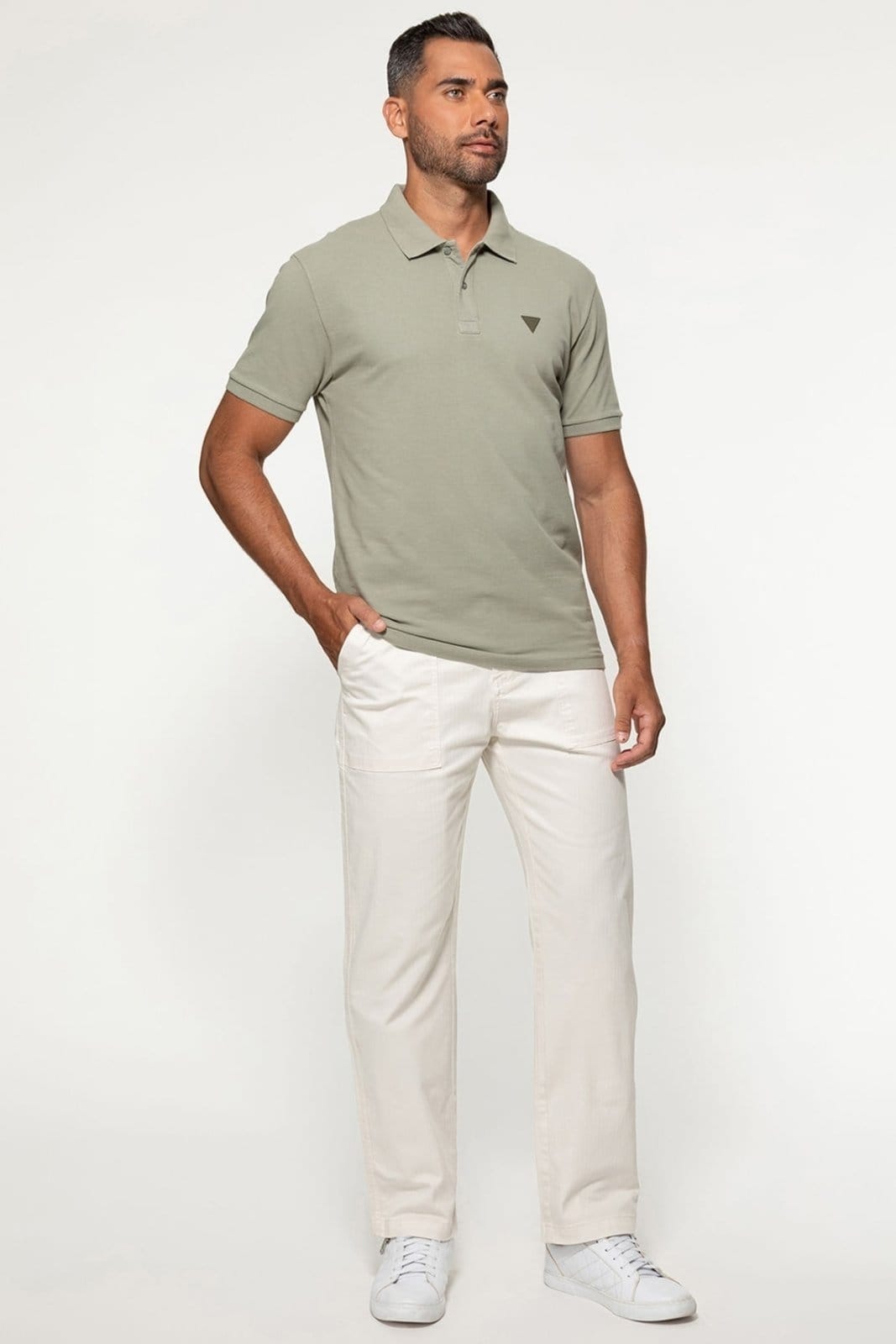 Vista 2 Calça Guess Sarja Reta Espinha de Peixe Bege Guess amarelo