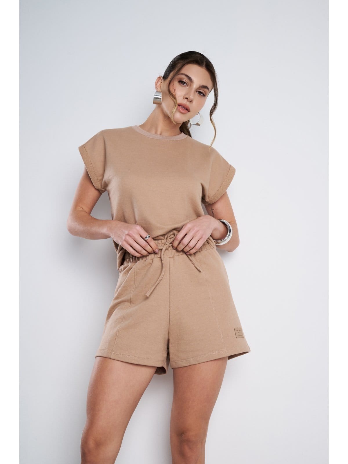 Vista 2 Blusa Manga Curta MeuJeans Sandy Moletinho Terra Meu Jeans bege