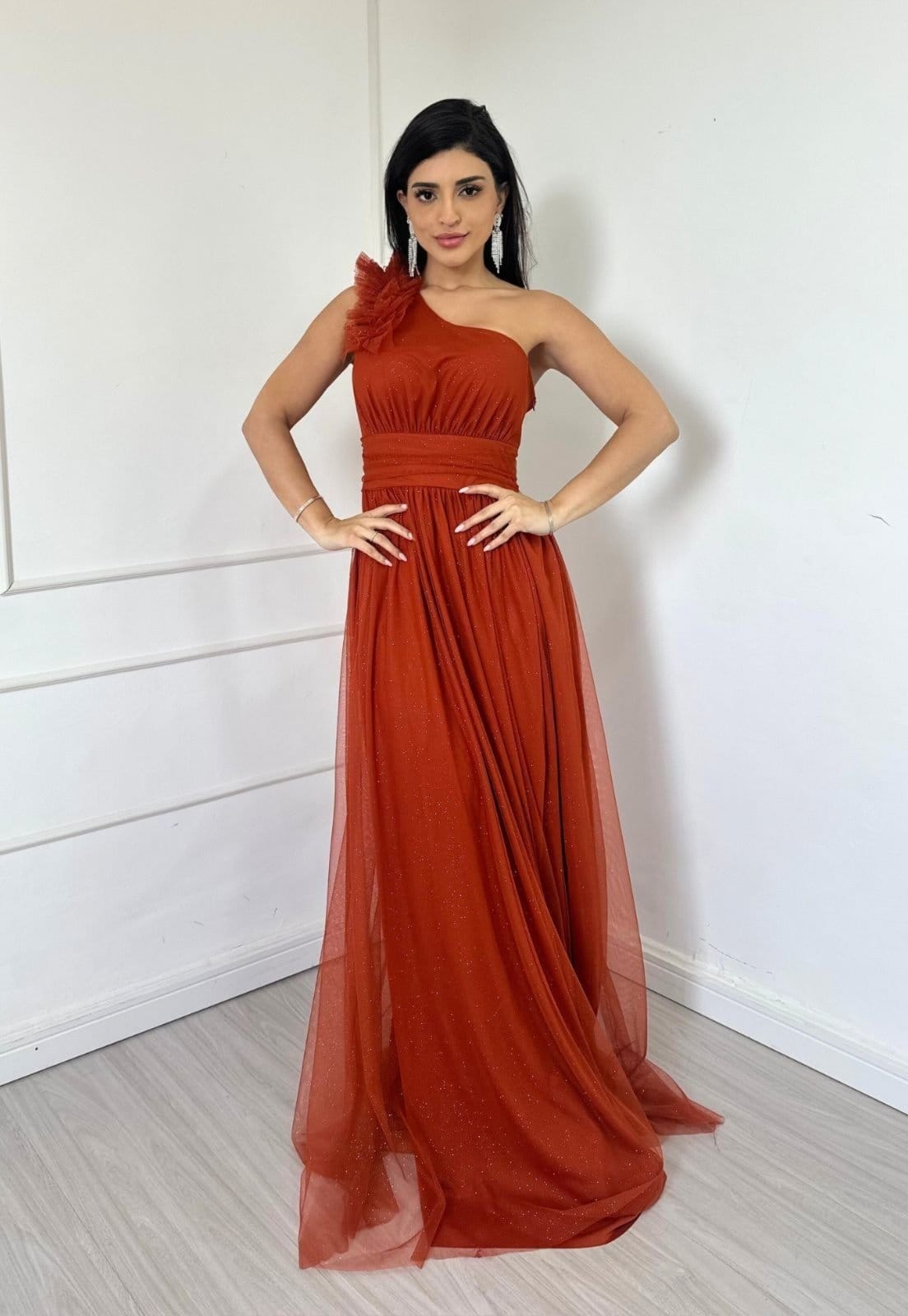 Vestido Longo de Festa Madrinhas Micro Tule com Detalhe no Ombro Gifiany Terracota