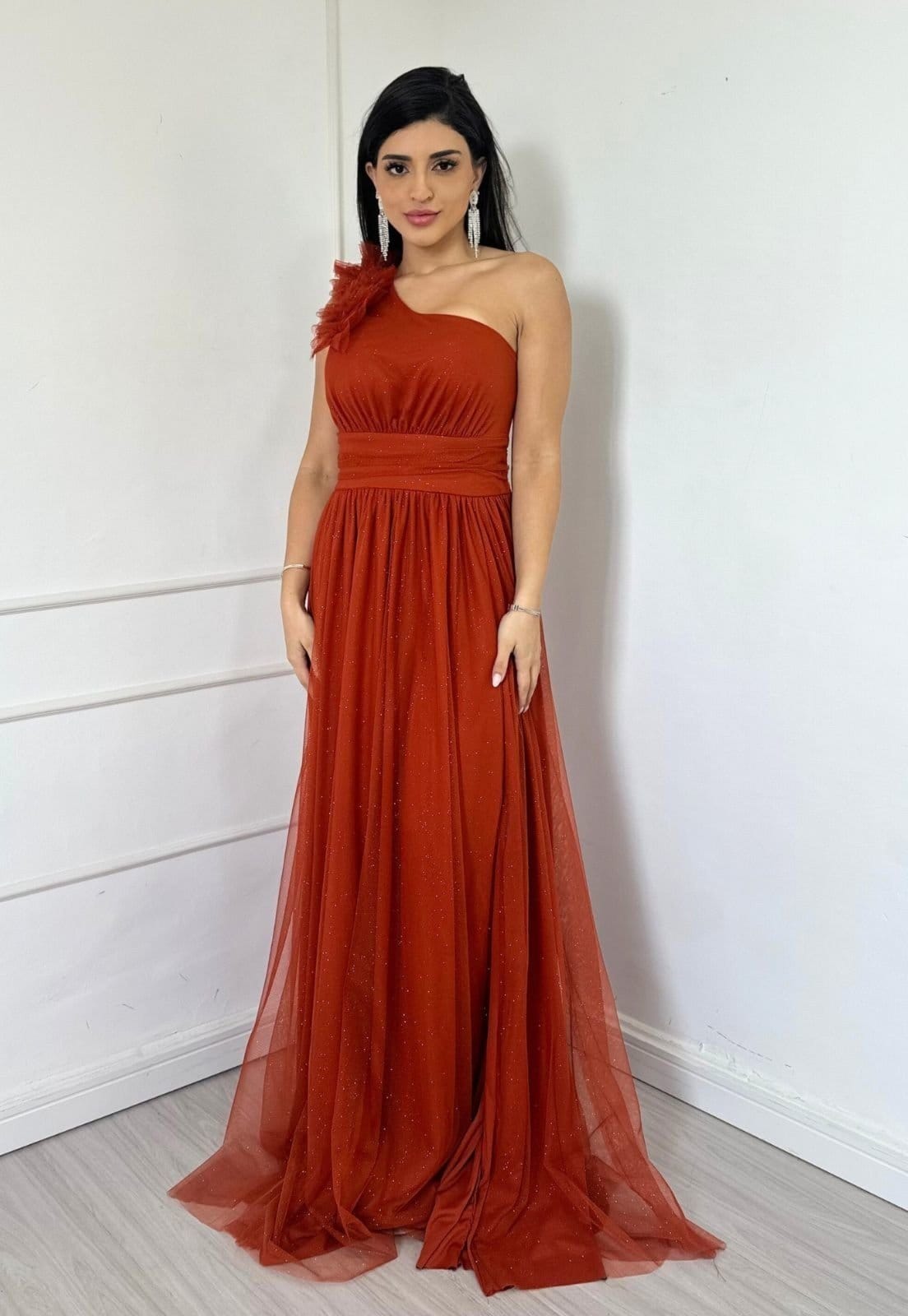 Vista 2 Vestido Longo de Festa Madrinhas Micro Tule com Detalhe no Ombro Gifiany Terracota Cia do Vestido marrom