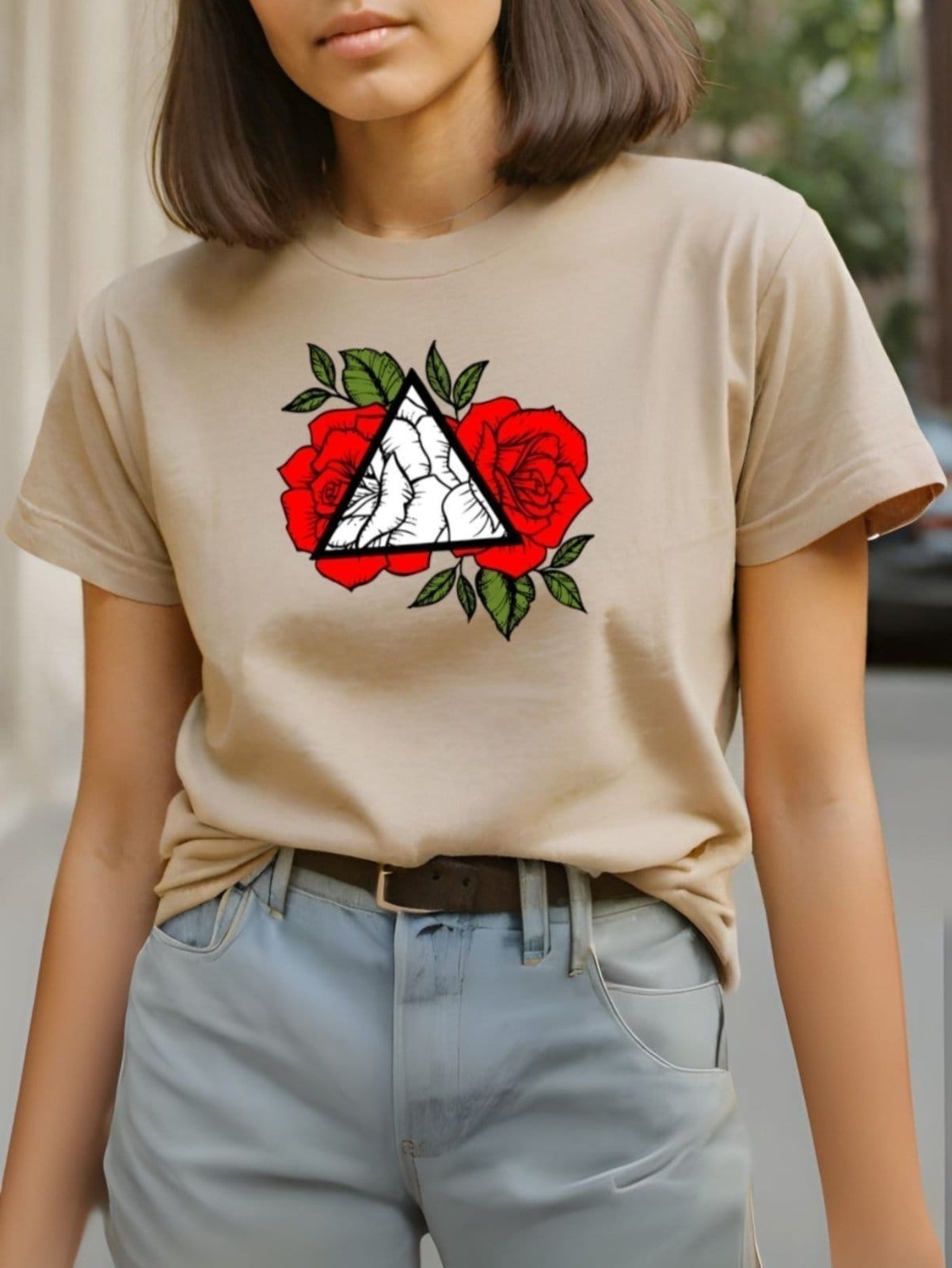 Vista 2 Camiseta Feminina T-shirt GuGi Rosas Vermelhas Camisa Caqui Gugi marrom caqui