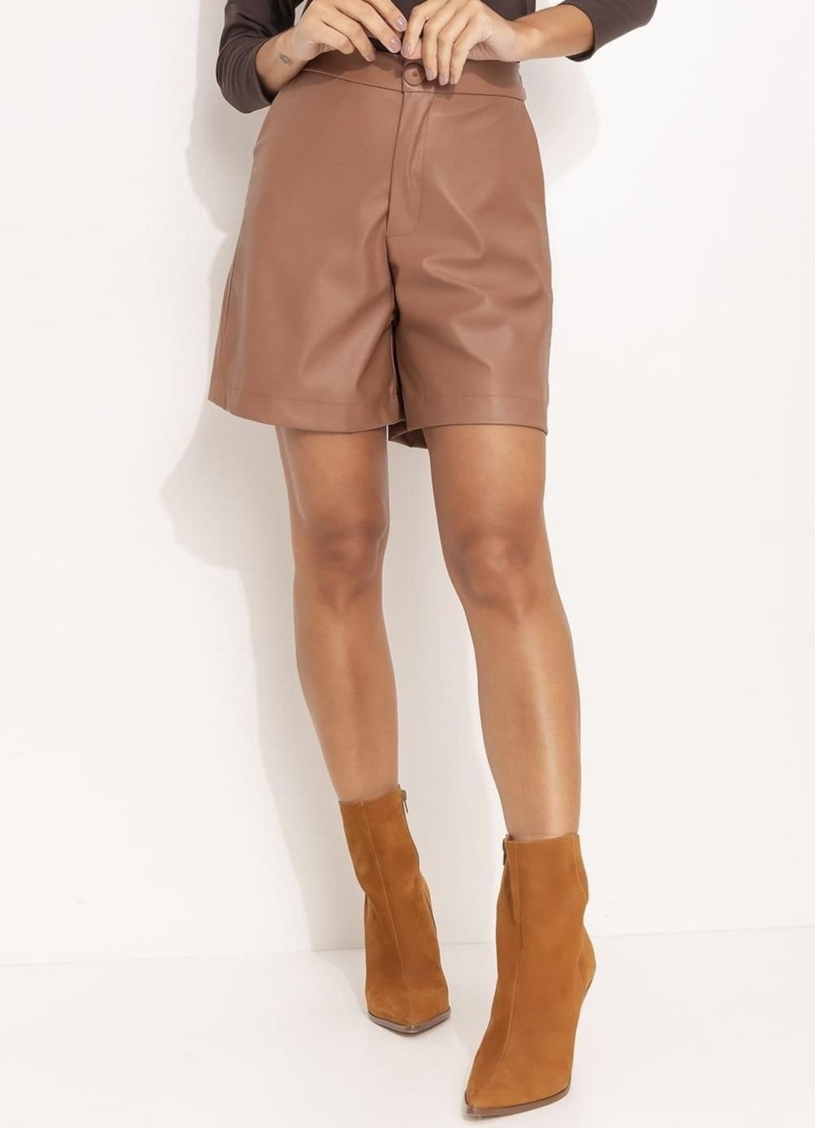 Short Feminino Amendoado Em Material Sintético