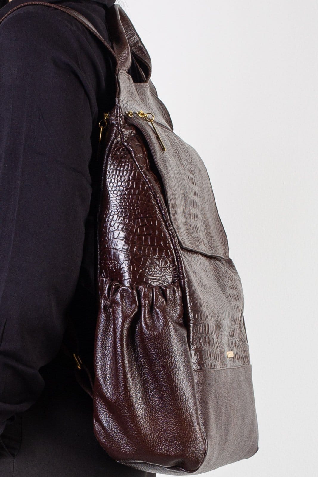 Vista 2 Mochila antifurto grande de couro croco Suzana - Café Andrea Vinci vermelho