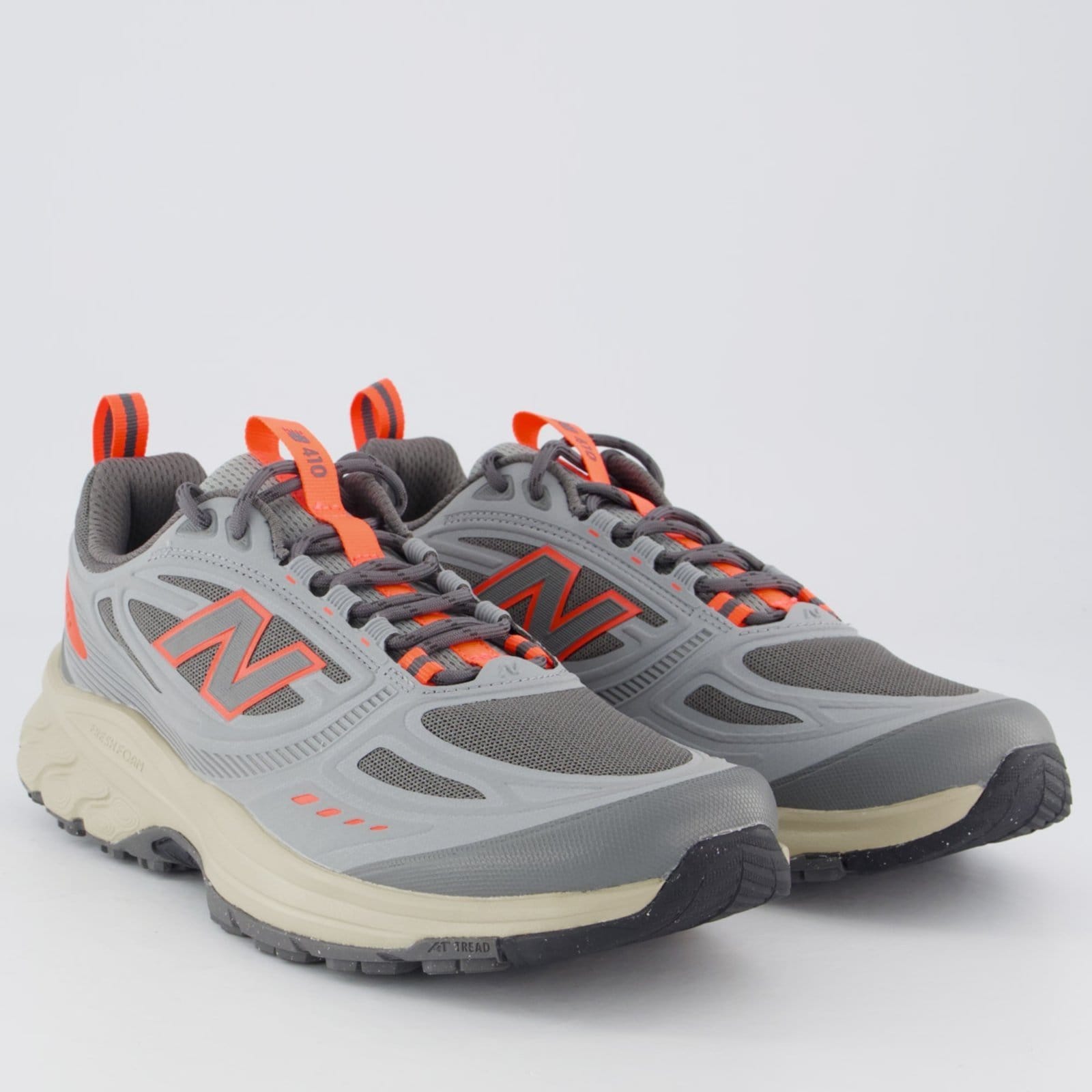 Vista 2 Tênis New Balance 410 V9 e Laranja New Balance cinza