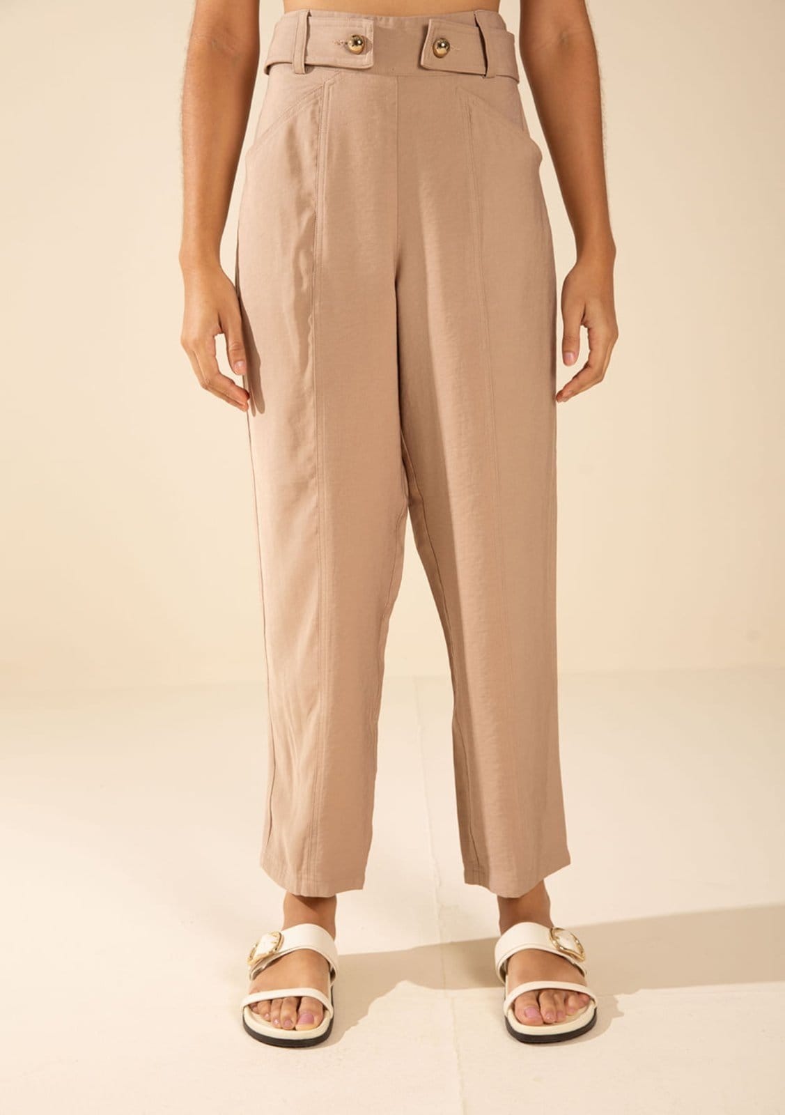 Vista 2 Calça Morena Rosa Cenoura Alta Bege Morena Rosa bege rosa