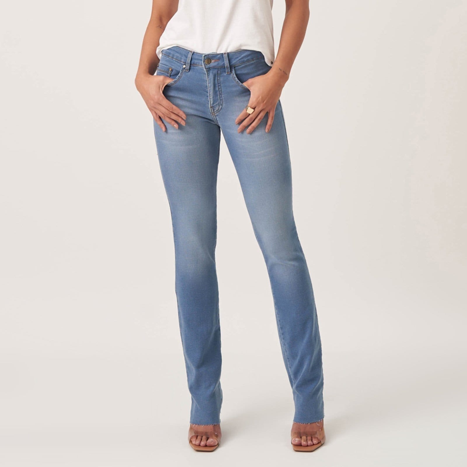 Vista principal Calça Jeans Reta Judy Barra a Fio Claro Bloom azul