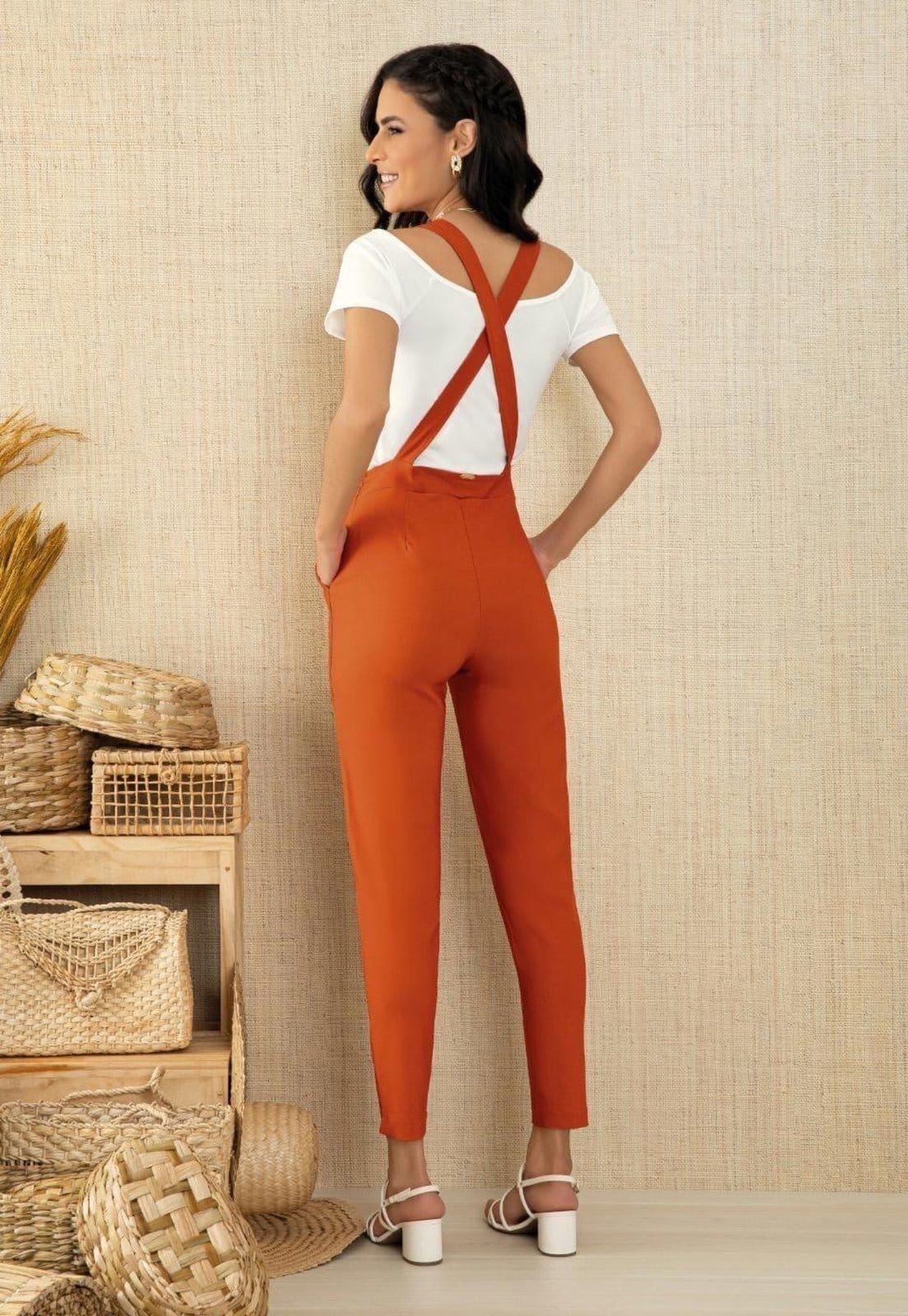 Vista 2 Jardineira Com Bolsos Nas Laterais Quintess laranja