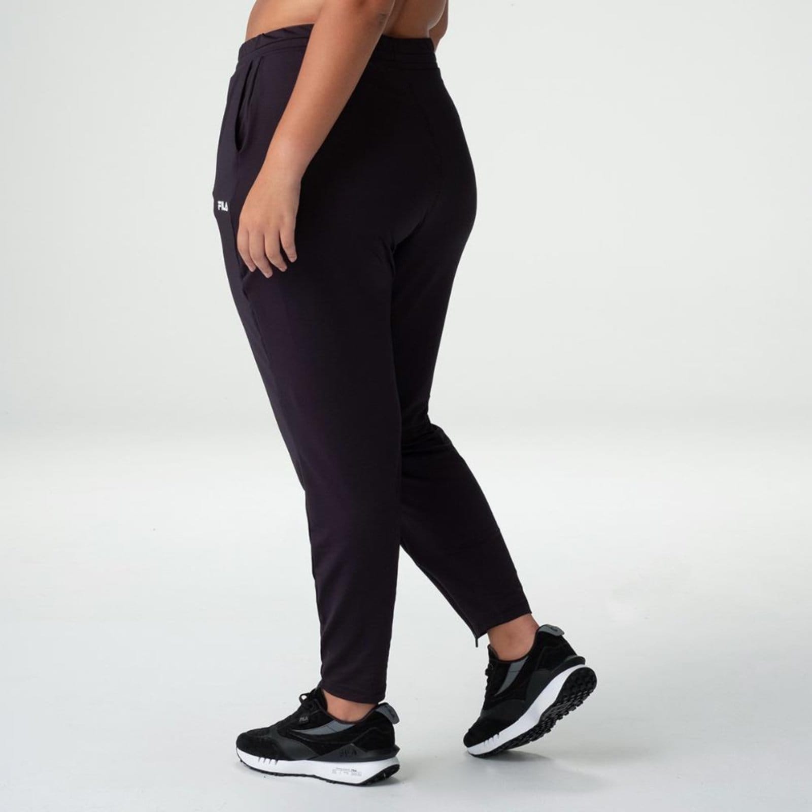 Vista 2 Calça Fila Sports Forward II Plus Feminina Fila incolor