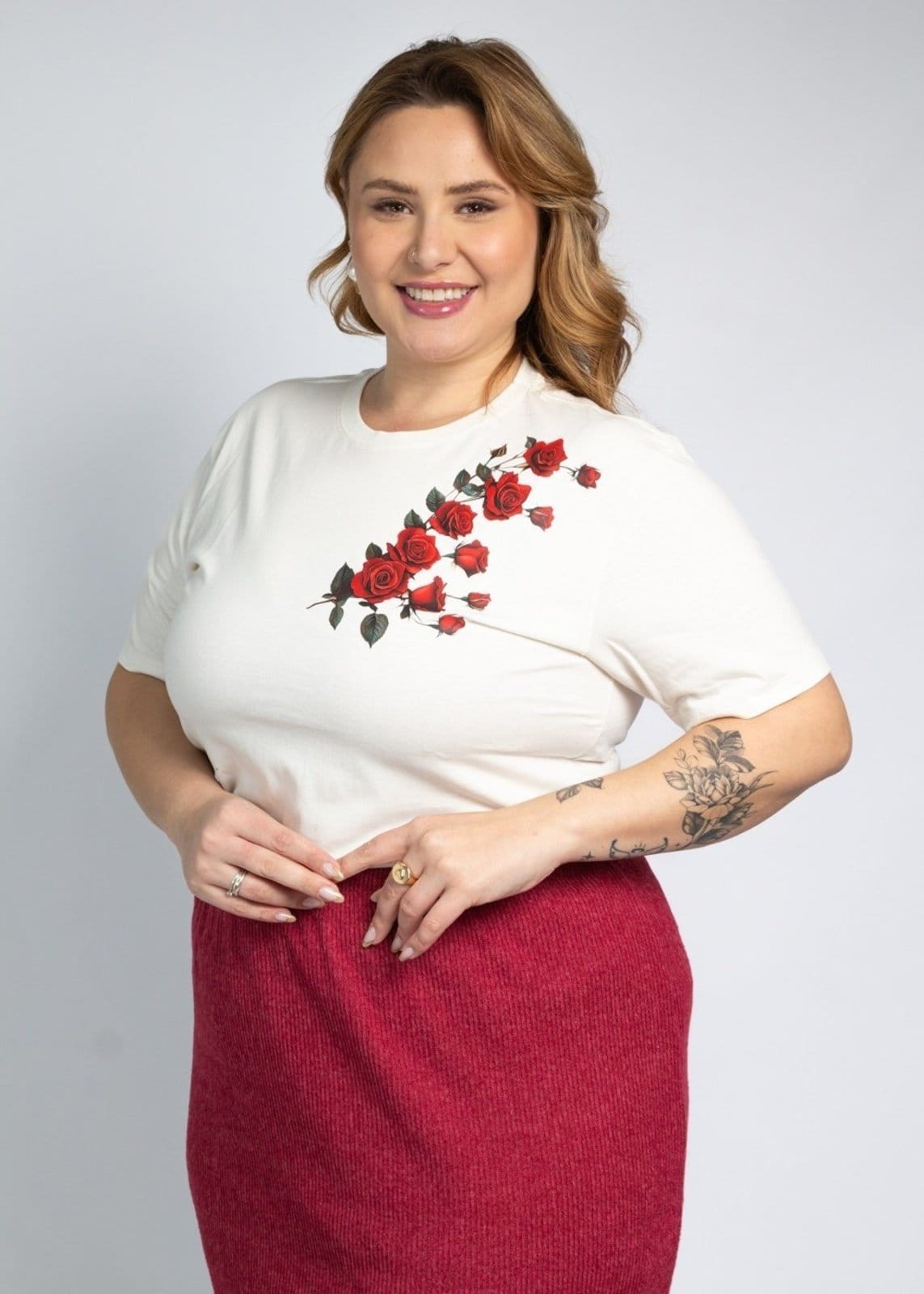 Camisa Feminina Cianitas Off Estampa Rosas Vermelhas