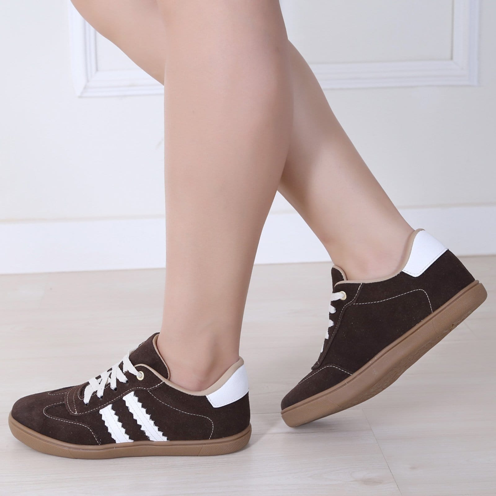 Vista 2 Tênis Feminino de couro com listra Cor Marrom Moda ROMEU E JULIETA SHOES café