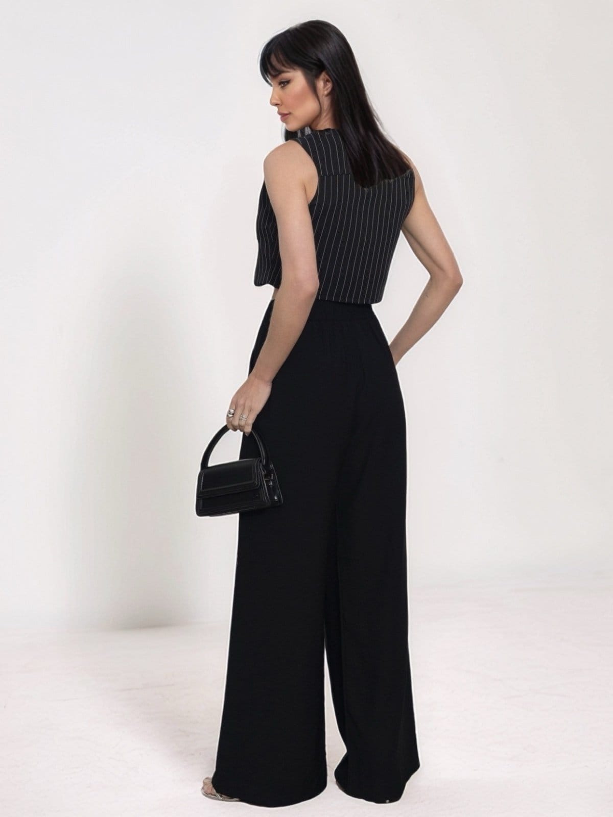 Vista 2 Conjunto Feminino Alfaiataria Divina Gata Colete Calça Pantalona Listra Fio Tinto DIVINA GATA preto