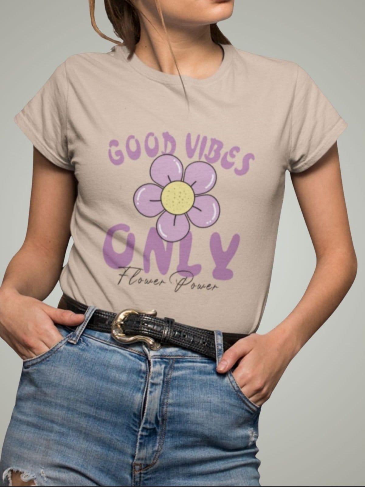 Camiseta Básica Feminina Flor Good Vibes Only Caqui