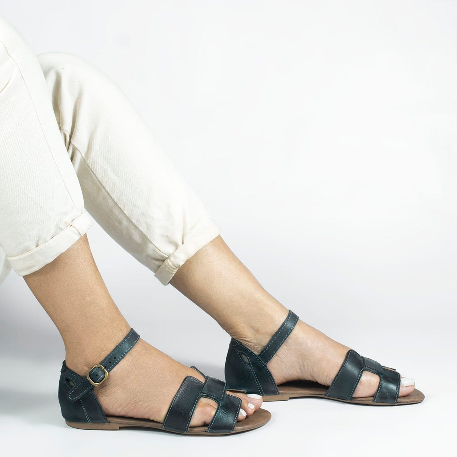 Vista 2 Sandália Rasteira Couro H Fechada Melina Marinho ZATTA azul