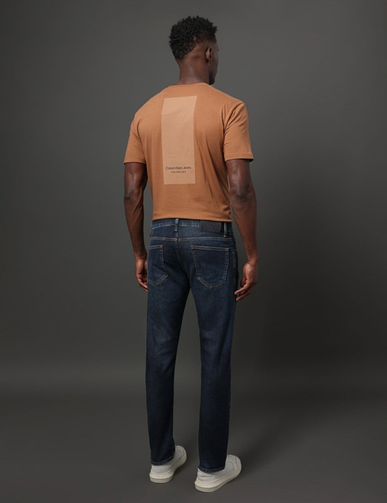 Vista 2 Calça Jeans Masculina Super Skinny Premium Wash Calvin Klein Jeans - Marinho Calvin Klein Jeans azul marinho