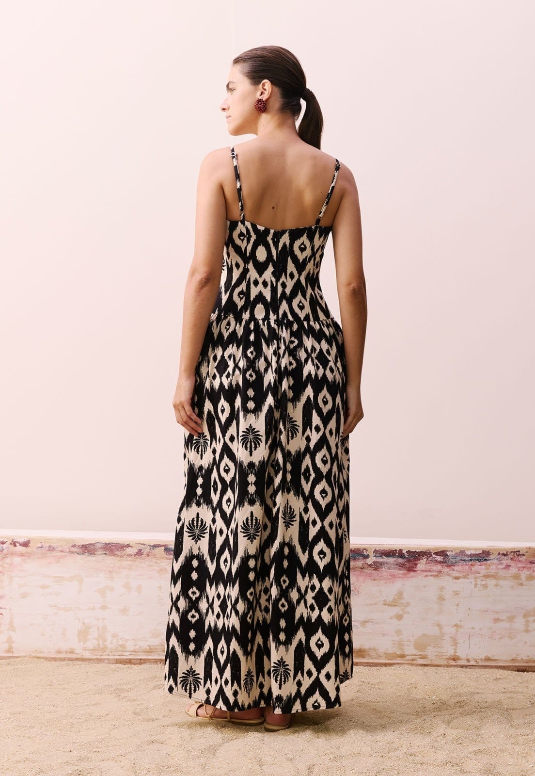 Vista 2 Vestido Drop Waist CaCay Estampado Tucum CaCay preto